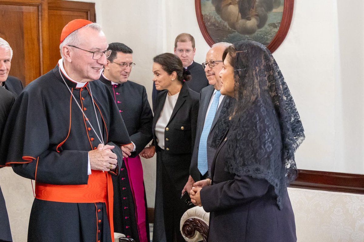 TerzaLoggia's tweet photo. Prima della celebrazione della Santa Messa nella Cattedrale Metropolitana, il Cardinale Segretario di Stato ha incontrato il Presidente della Repubblica, l'Ecc. mo Sig. Bernardo Arévalo, accompagnato dalla Vicepresidenta, l'Ecc. ma  Sig.ra Karin Herrera. https://t.co/G3ijO3P6ZZ