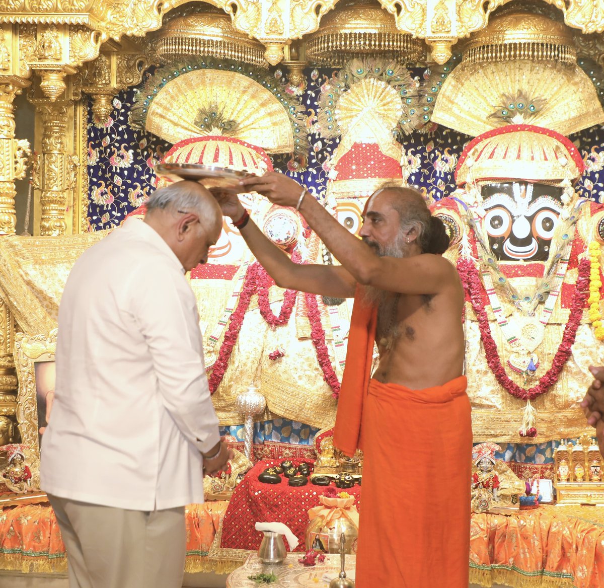 Bhupendrapbjp's tweet photo. સંત શિરોમણી શ્રી ગુરુ રવિદાસ મહારાજની ૬૫૦મી જન્મજયંતી નિમિત્તે આયોજિત ભવ્ય કળશ યાત્રાને અમદાવાદના શ્રી જગન્નાથજી મંદિર ખાતે આસ્થાપૂર્વક આવકારી.

​આ પ્રસંગે પવિત્ર કળશનું પૂજન અને સ્થાપન કરી, સાધુ-સંતોના આશીર્વચન મેળવ્યા તથા મહાઆરતીમાં સહભાગી થવાનું સૌભાગ્ય સાંપડ્યું.

​સંત રવિદાસજીએ આપેલા પ્રેમ, સમરસતા અને સમતાના અમર સંદેશને આદરણીય પ્રધાનમંત્રી નરેન્દ્રભાઈ મોદીજીના નેતૃત્વમાં 'સબકા સાથ, સબકા વિકાસ'ના મંત્ર થકી સાકાર કરવામાં આવી રહ્યો છે.

​આવો, આપણે સૌ સંત રવિદાસજીના પવિત્ર વિચારોને જીવનમાં ઉતારી ઉમદા જીવનમૂલ્યો સાથે 'વિકસિત ભારત'ના સંકલ્પને સાકાર કરવામાં યોગદાન આપીએ.