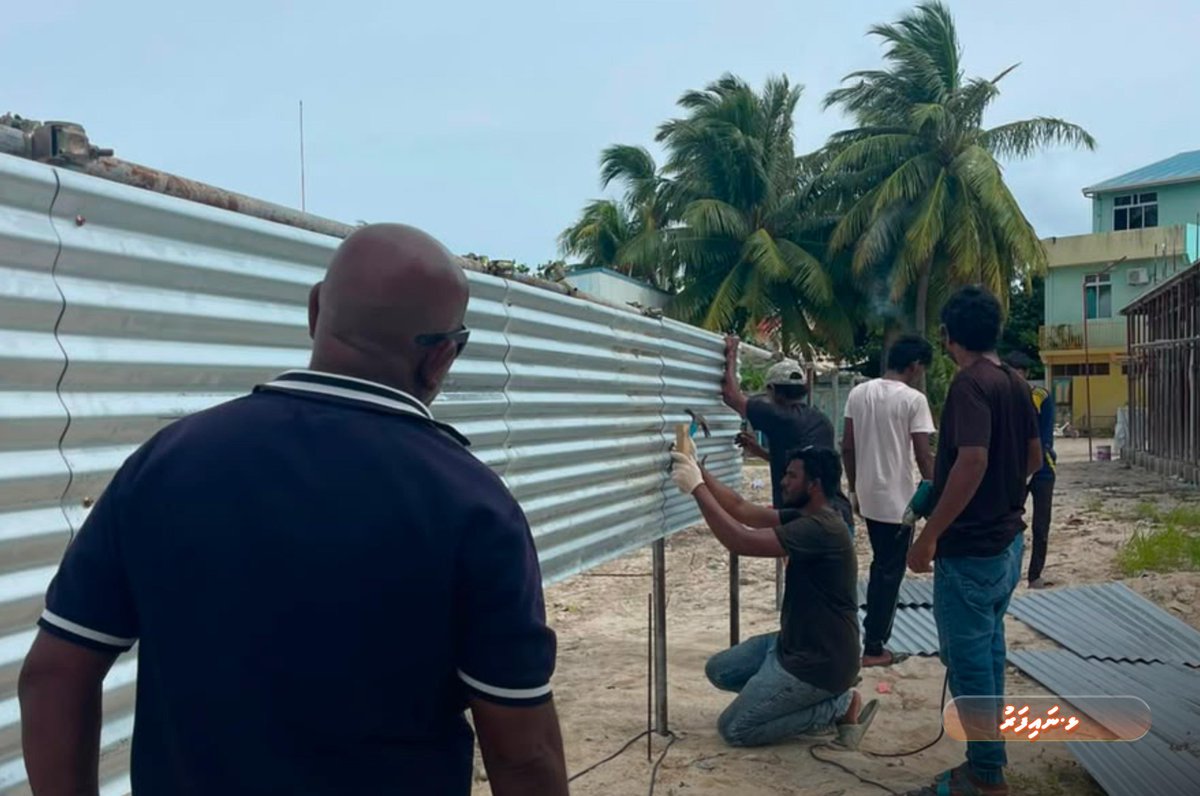 rdcmaldives's tweet photo. ޕަބްލިކް ސެކްޓަރ އިންވެސްޓްމަންޓް ޕްރޮގްރާމްގެ ދަށުން ޅ. ނައިފަރުގައި އިމާރާތްކުރާ ޕޮލިސް އެކޮމޮޑޭޝަންގެ ޕެރިމީޓަރ ފެންސް ޖެހުމުގެ މަސައްކަތް ވަނީ ނިންމާލެވިފައި.
#TeamRDC https://t.co/938gsjM66P
