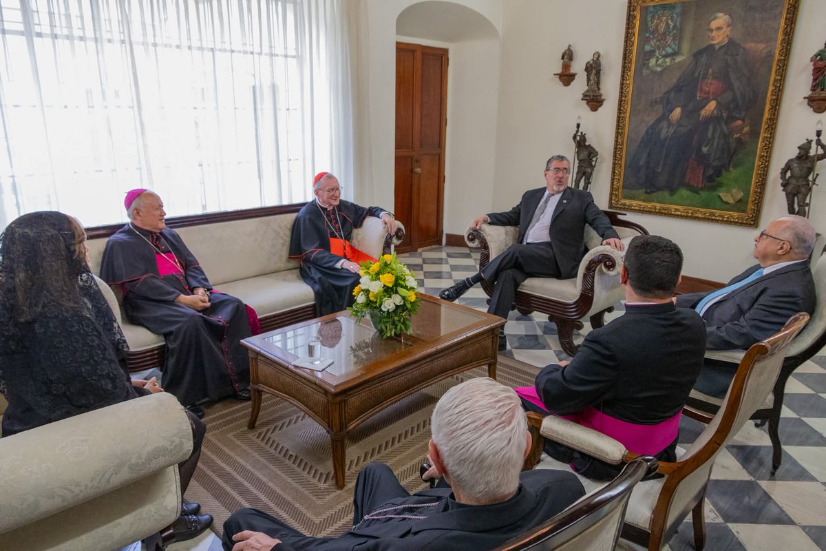 TerzaLoggia's tweet photo. Prima della celebrazione della Santa Messa nella Cattedrale Metropolitana, il Cardinale Segretario di Stato ha incontrato il Presidente della Repubblica, l'Ecc. mo Sig. Bernardo Arévalo, accompagnato dalla Vicepresidenta, l'Ecc. ma  Sig.ra Karin Herrera. https://t.co/G3ijO3P6ZZ