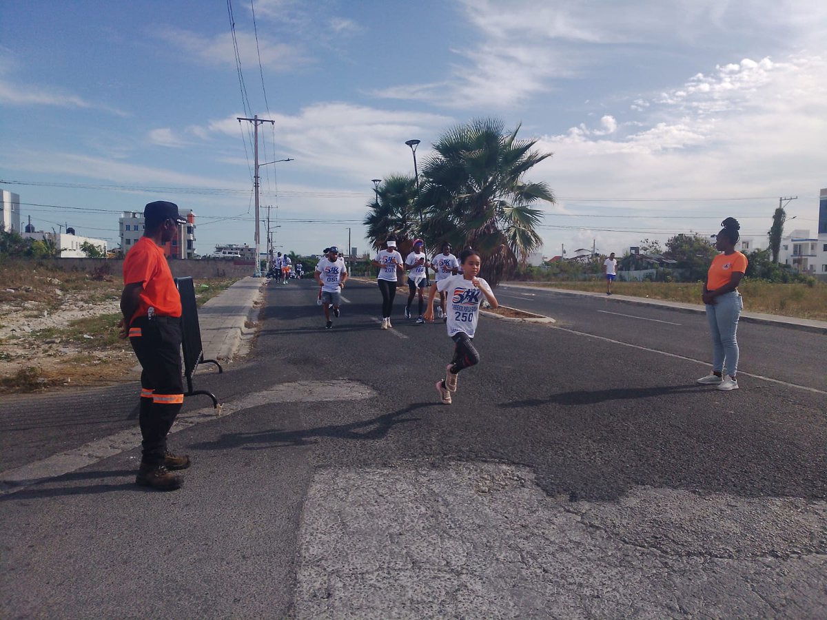 DefensaCivilRD's tweet photo. La #DefensaCivilRD en #LaRomana apoyando una carrera local en el municipio La Caleta. https://t.co/1hBOY38wih