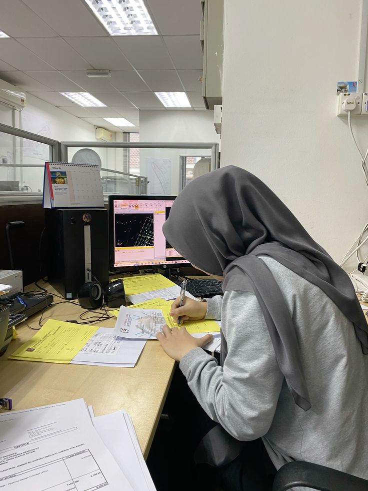Abangnasipadang's tweet photo. Hi, aku Nara. Perempuan 33th, karyawan swasta di kota besar, baru menikah beberapa bulan lalu dgn laki-laki yg baru ku kenal selama 1th.
Dan ini adalah page ku agar bisa bernafas lebih ringan.

Dulu, aku pernah mikir pernikahan adalah pelengkap dari fase kehidupan. Kayak semua orang pasti akan melalui fase sekolah-kerja-menikah-punya anak dan mengurus keluarga.

Lalu, karna berkali-kali dikecewakan ternyata fase yg ku lewati adalah ‘tidak menikah dan membahagiakan diri sendiri pun ga masalah’.

Sampai pemikiran itu berubah lagi karna keinginan orangtua utk melihat anak menikah.

Suami ku adalah laki-laki sabar, bertanggung jawab thd keluarga, hidupnya sangat lurus dan ga neko-neko.
Oh! Tambahan rajin beribadah dan soft spoken. Typical favorit orang tua.

Semua pertanyaan rasanya sudah ku ajukan selama masa pengenalan, tentang rencana masa depannya, pengelolaan keuangan, tanggung jawab yg tetap dia ingin lakukan sbg anak, pembagian tugas di rumah, tentang nafkah. Semua hasil diskusi kami masih bisa ditolerir rasanya pada waktu itu.

Sampai pada waktu persiapan pernikahan, mulai terasa ‘beratnya’.
‘Ah cuma cobaan sebelum menikah’ pikirku.
Mulai dari tabungannya yg ternyata tidak cukup utk biaya acara dgn konsep sederhana. Dimana konsep ini adalah hasil diskusi dia dgn orangtua ku.
Saat ku tanya berapa banyak yg dia punya, kemudian dia menyebutkan sejumlah angka. Ku pikir, ‘ok segitu gapapa, masih bisa ku tambah sedikit utk konsep yg sudah disepakati’.

Tapi ternyata nominal pastinya ga pernah jelas berapa, dan uangnya pun ga ada di rekening dia.
Disimpen di keluarganya. Dgn alasan dia ga bisa saving sendiri dan akan boros kalo pegang uang.
Tau kan kemana alur cerita ini selanjutnya berjalan?

Biaya lamaran hanya ditanggung 30% oleh dia, sisanya aku.
Biaya pernikahan, hanya ditanggung 30% dan sisanya aku.
Sisanya? Bukankah sisa seharusnya punya porsi yg lebih sedikit?

Btw, kami sama-sama berjuang utk kebutuhan kami sendiri tanpa bantuan orangtua.
Saat periode penyamaan visi misi, dia dgn sangat yakin blg akan memberikan seluruh penghasilannya utk ku olah dan dia hanya kan pegang sesuai kebutuhannya sebulan aja. Dan dia izin utk tetap memberikan bantuan kpd orangtuanya setiap bulan. Ku bilang ga masalah, asalkan dia harus memenuhi kebutuhan dasar rumah tangga kami dulu.
Kebutuhan dasar ‘sandang, pangan, papan’. Selayaknya aku hidup normal saat single.

Teori dan konsep itu aku yg aku pahami dan meyakinkan aku utk mencoba menjalani hidup berumah tangga bersama dia.
Walau pun beberapa waktu sblm mendaftarkan rencana pernikahan, baru ku tau kalau orangtuanya masih selalu ingin memegang kendali kpd anaknya dlm hal rencana hidup maupun pengelolaan keuangan.

Lucu. Membantu pun tidak, tapi ingin selalu dilibatkan dan didengarkan pendapatnya yg sudah tidak applicable dgn jaman skrg.
Waktu itu ku bilang ke dia bahwa aku tidak akan bisa sejalan dan sepemikiran dgn keluarganya? Seberapa yakin dia utk bisa hidup mandiri tanpa bayangan keluarga? Karna menurutku hal paling basic dlm berumah tangga adalah kemandirian dan kebebasan pasangan suami istri utk menentukan pilihan hidup utk keluarga barunya.

Siap katanya. Dgn dia memutuskan utk berkeluarga adalah sebuah keputusan yg sudah dipikirkan utk sepenuhnya hidup mandiri tanpa mengesampingkan baktinya kpd orangtua.
Ok sepakat. Lanjut setelah pernikahan,

Saat bulan awal, ku liat ga ada tanda-tanda dia akan memberikan penghasilannya kepada ku seperti yg pernah dia katakan sblm penikahan.
Lalu ku bilang, ‘jangan lupa penghasilanmu utk bayar ABCD sesuai yg sudah ku breakdown ya, ga usah dikasih ke aku gapapa lgsg dialokasikan ke masing-masing pos aja. Kasih ke aku hanya utk menabung, porsinya 12% dari pendapat’.

Ingatkan? Dia blg ga bisa saving sendiri, makanya uang tabungannya dititipkan ke keluarganya. Makanya uang itu yg ku minta utk dititipkan ke aku sbg istrinya.
Lalu jawabannya, ‘apa ga bisa jumlahnya lebih dikecilin lagi? Kamu kan ga mau tau aku harus kasih makan peliharan’.
Iya, dia punya beberapa hewan peliharaan yg mungkin sampai skrg memiliki tempat yg lebih istimewa dibanding istrinya sendiri.

Di bulan pertama, dia menuruti ku utk besaran tabungan yg ku minta. Karna menurutku dgn angka yg ku sebut dan break down yg ku jelaskan, dia msh bisa menjalani hidupnya spt sebelum menikah. Tidak ada porsi yg kuambil utk kebutuhanku, diluar kebutuhan pokok yg ku ajukan di awal. Tidak ada nafkah utk aku pribadi karna aku bekerja dan bisa memenuhi kebutuhanku.

Hasilnya? Di bulan pertama yg dia penuhi hanya biaya sewa rumah, listrik, dan IPL.
Kebutuhan rumah tangga; makan sehari-hari, sabun, laundry semua menggunakan penghasilanku.
Ada waktu dimana masa adaptasi sbg istri sangat berat buatku, bangun lebih awal, menyiapkan bekal makan siang dan kebutuhan suamiku, lalu sepulang kerja jg harus masak menyiapkan makan malam.

Kemudian di bulan selanjutnya aku blg ga usah nabung dulu sementara, cukupkan kebutuhan kamu sendiri. Belajar dari yg sebelumnya dia kekurangan uang karna kejadian tak terduga dan akhirnya ku berikan lagi uang tabungannya utk memenuhi kebutuhannya sendiri.
Penghasilannya memang tidak besar, menurut angka survey pemerintah ideal utk hidup 1 orang. Dari awal pun aku udah tau dan menerima, pun dgn permintaan izin dia tetap membantu keluarganya.

Semua sudah sangat jelas ku tanyakan tentang apa rencananya utk upgrade diri? Bagaimana cara dia memenuhi kebutuhan kalau dia sendiri pun tau dgn hitungan dia yg sekarang blm bisa memenuhi seluruh kewajibannya. Dan jawabannya sangat menyakinkan, pada saat itu.
Sejujurnya, aku tidak masalah dgn keuangan karna aku pun biasa memenuhi kebutuhanku sendiri. Tapi yg menjadi berat adalah ketika orangtuanya mulai ikut campur.

Seminggu tidak dikunjungi keluar kalimat ‘baru awal menikah udah lupa keluarga’, suami mulai membatasi akses dibilang durhaka.
Lalu ada waktu ketika berkunjung dan Ibunya mengingatkan agar lebih sering menghubungi Ayahnya karna Ayah seringkali gengsi jika kangen. Tapi Ibunya blg kalau beliau tidak akan sungkan utk menghubungi suamiku kalau ada kekurangan di rumah.

Aku pun lgsg mengkonfirmasi ke suami ku, apa ada yg dia berikan selain uang bulanan itu diluar sepengetahuan ku? Aku minta dia sebutkan semua tanpa ada yg ditutupi, ku blg kalau kamu msh ada lebihan tolong bantu aku karna aku sangat berat menanggung kebutuhan kami berdua.
Saat itu dia blg ga ada yg lain, hanya yg sudah disebutkan saja. Ok clear, kami jalani seperti biasa.
Lalu, tiap kali kami berkunjung ke rumah orangtuanya selalu ada hal unik lain.

Kali ini orangtuanya menguliti satu per satu, berapa biaya sewa rumah, listrik, dan IPL yg harus dibayarkan suamiku. Dan menyarankan kami utk pindah cari tempat sewa lain. Tanpa bertanya bagaimana kami memenuhi kebutuhan lain selain tempat tinggal.
Kemudian Ayahnya menyalakan ceramah saat penceramahnya mencontohkan suami yg korupsi karna gaya hidup istrinya.

Kalau kalian pikir kami tinggal di perumahan mewah, tidak sama sekali. Harga sewa rumah kami standard sewa rumah di kota besar.
Kami hampir tidak pernah makan diluar, karna aku selalu menyempatkan masak. Beli makan diluar hanya sesekali, dan pergi ke coffee shop berdua ku jadwalkan hanya sekali sebulan agar tetap waras.

Karna awal pernikahan, ku pikir itu adalah proses adaptasi. Tidak ada pernikahan sempurna yg tidak memiliki cobaan.
Ku trace back apa trigger yg selalu membuat ku meledak, ku coba komunikasikan apa yg terasa sangat membebaniku. Dan yg ku pelajari; suami ku akan mau berubah dan menyesuaikan hal apa pun kecuali 2 hal yaitu keluarga dan peliharaannya. Sampai di level tertentu aku tidak lagi memiliki tenaga utk sekedar menyampaikan perasaanku karna dianggap terlalu menjaga jarak dgn keluarganya

Sekedar mengingatkan, cerita ini dibuat bukan utk minta perhatian. Terima kasih saran dan dukungan teman-teman.
Utk perempuan yg sudah berkeluarga mungkin paham rasanya ‘menggunakan sepatuku’. Dulu pun saat blm menikah, dgn mudahnya aku berpendapat ‘kenapa harus meneruskan hubungan yg dirasa tidak sehat?’. Tapi ternyata ketika dihadapkan dgn situasi serupa, rasanya tidak semudah itu utk mengambil keputusan.

Utk perempuan muda yg blm menikah, perlu diketahui tidak ada masa ‘expired’ pada umur perempuan. Aku pun tidak menikah dgn tujuan utk dinafkahi, bertemu lelaki sempurna, atau menjalani rumah tangga seperti di drama.
Utk lelaki yg tersinggung dgn tulisanku, mungkin ini adalah segelintir cerita yg dirasakan oleh perempuan yg menjalani cerita hidupnya bukan dgn laki-laki baik seperti kalian. Beruntunglah istri-istri kalian, dan semoga selalu seperti itu.

Terima kasih teman-teman yg sudah meluangkan waktu utk membaca cerita ini, it means a lot.

cc namora.ilgi