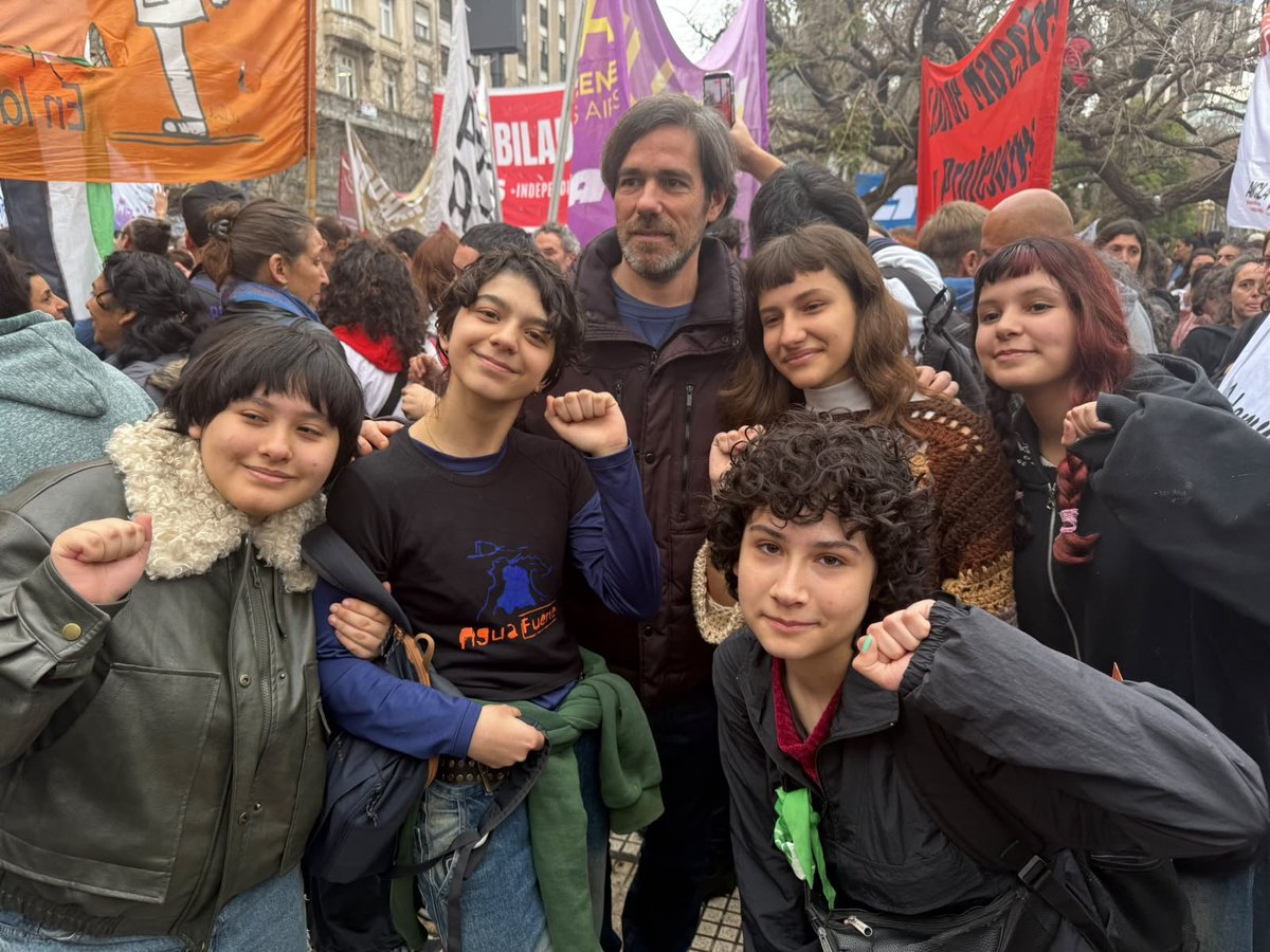 PTSarg's tweet photo. 💥 El Gobierno quiso imponer la "esencialidad educativa" para limitar el derecho de huelga. La respuesta fue un paro docente masivo en todo el país ✊️📚

🗣 Reclaman paritarias, la restitución del FONID, salarios que superen la pobreza y más presupuesto para la educación.

📌 @NicolasdelCano acompaña la movilización junto a la comunidad educativa