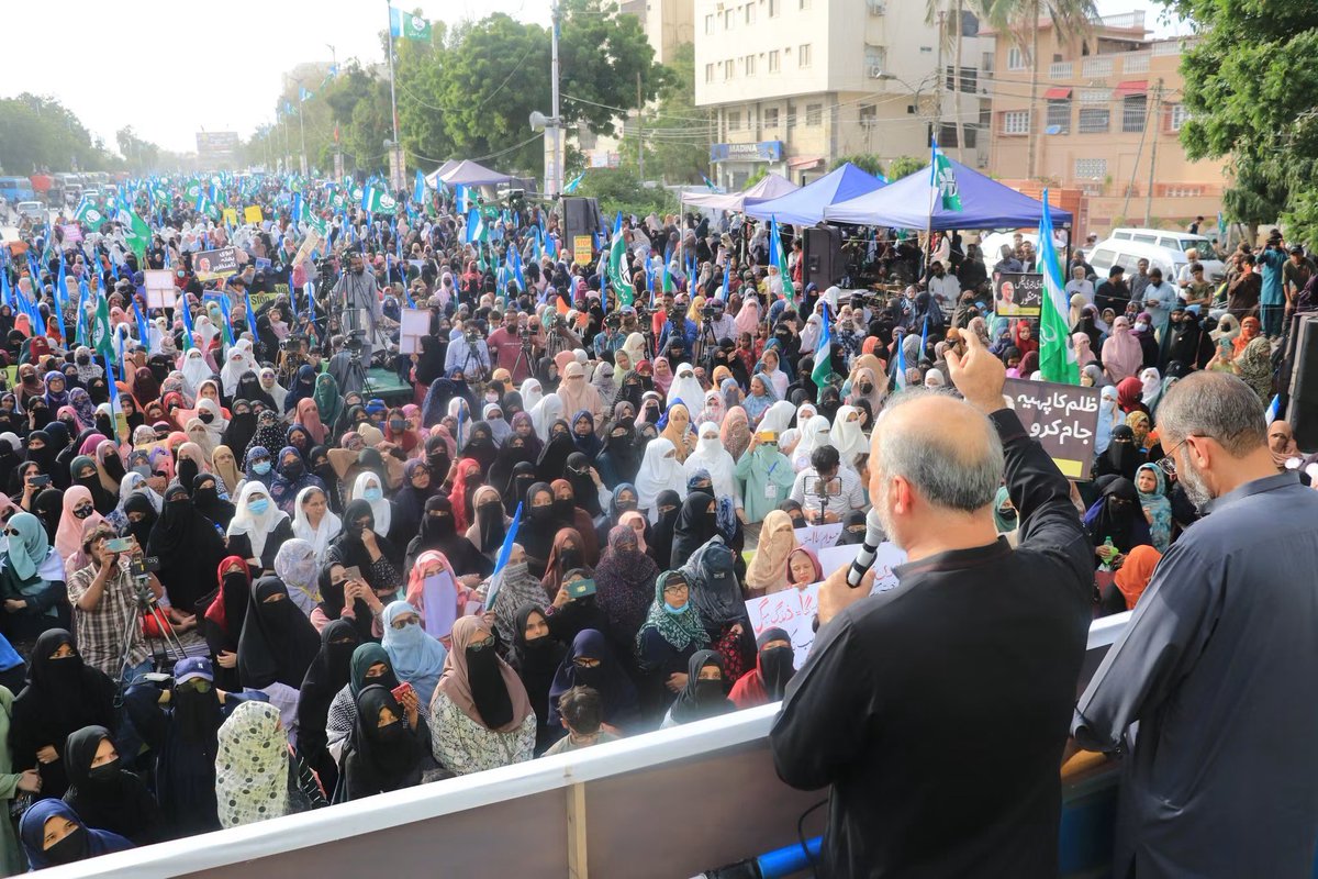Ateequllahjan5's tweet photo. کراچی:امیرجماعت اسلامی پاکستان حافظ نعیم الرحمن حکومت کی جانب سے پیٹرولیم لیوی ”بھتہ ٹیکس“کی ظالمانہ وصولی کے خلاف شاہراہ قائدین پر خواتین کے احتجاجی مارچ سےخطاب کررہے ہیں۔
#JIWomenAgainstPetrolLevy https://t.co/1sKGOSKWb4