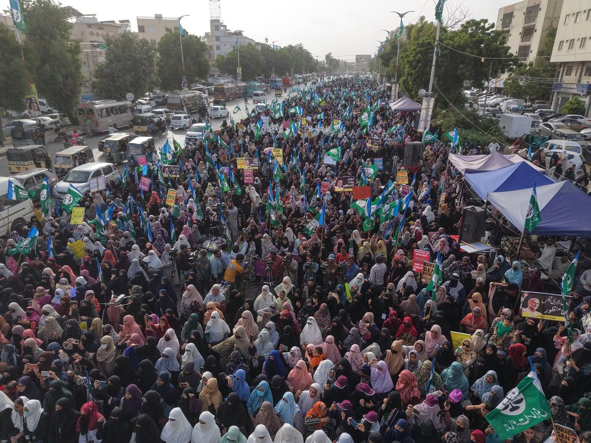 Ateequllahjan5's tweet photo. کراچی:امیرجماعت اسلامی پاکستان حافظ نعیم الرحمن حکومت کی جانب سے پیٹرولیم لیوی ”بھتہ ٹیکس“کی ظالمانہ وصولی کے خلاف شاہراہ قائدین پر خواتین کے احتجاجی مارچ سےخطاب کررہے ہیں۔
#JIWomenAgainstPetrolLevy https://t.co/1sKGOSKWb4