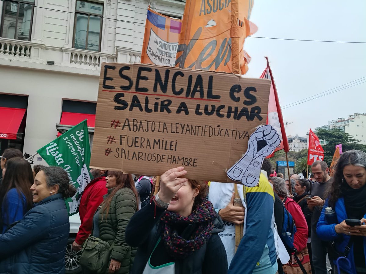 PTSarg's tweet photo. 💥 El Gobierno quiso imponer la "esencialidad educativa" para limitar el derecho de huelga. La respuesta fue un paro docente masivo en todo el país ✊️📚

🗣 Reclaman paritarias, la restitución del FONID, salarios que superen la pobreza y más presupuesto para la educación.

📌 @NicolasdelCano acompaña la movilización junto a la comunidad educativa