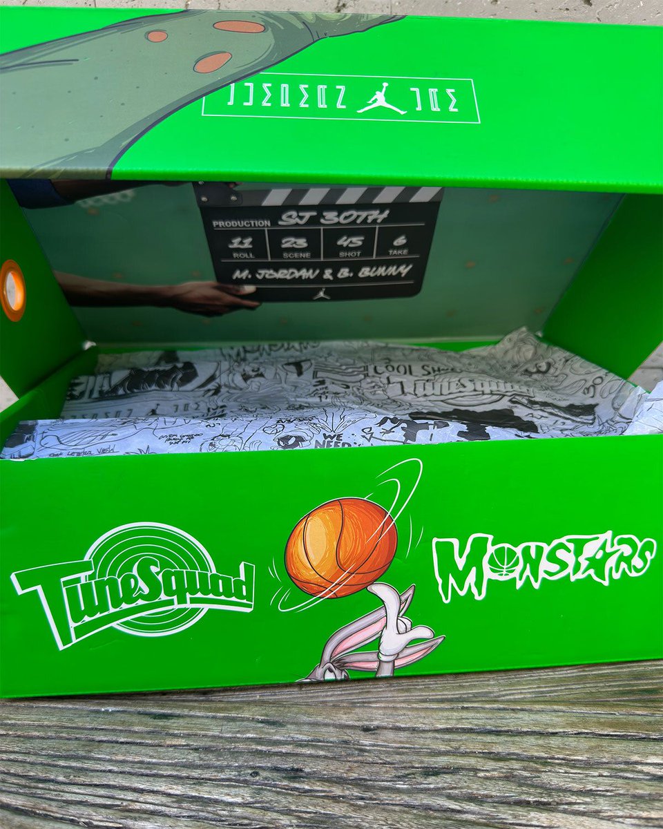 SneakerNews's tweet photo. FIRST LOOK: Air Jordan 11 "Green Screen" / "Monstars" 💚 

📆 Releasing November 16th ($255)

Read more: https://t.co/NwDpGvGqXA https://t.co/1zQammtkGe