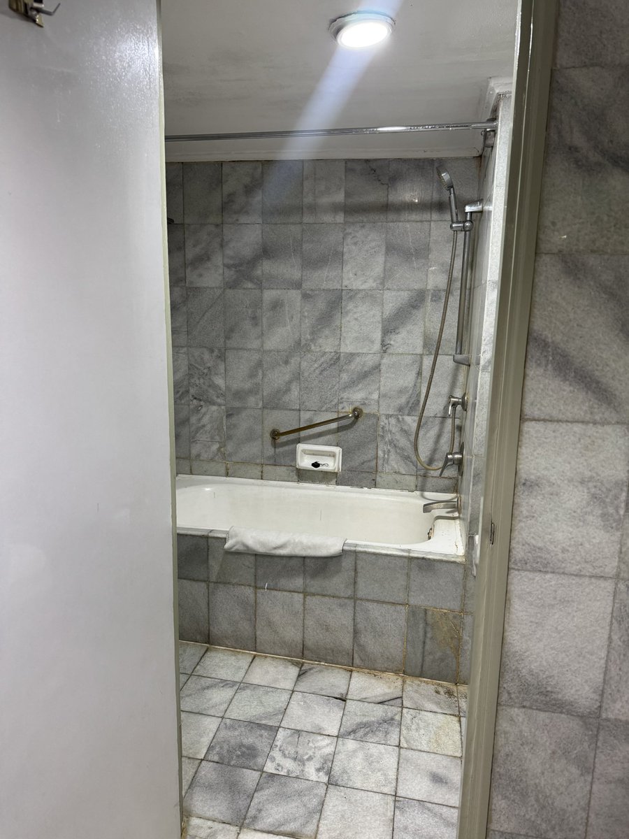 heydiko's tweet photo. Hotel di tengah kota bandung tp horor bgt 😭 (ytta diem ajaa)

Ntar deh pas pulang baru gw ceritain uji nyali di sini 😭😭 https://t.co/1nsd9Fib0b