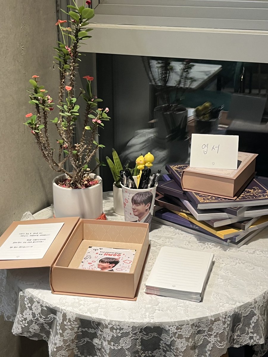 TheJIWOOday's tweet photo. 이벤트 기간 내에 비치된 엽서에 작성해주신 응원의 메세지는 이벤트 종료 후 모아서 배우님께 전달드릴 예정입니다! 많은 참여 부탁드려요 ♡ https://t.co/igI6dwkuZ7