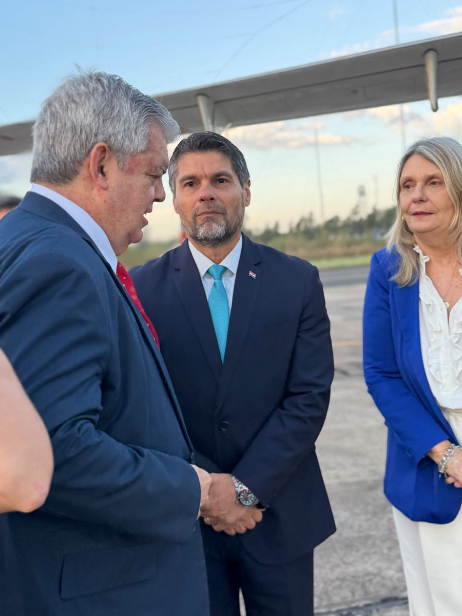 ConsulparRcia's tweet photo. En la ciudad de Resistencia, recibimos al señor Ministro del Interior Dr. Enrique Riera Escudero y comitiva oficial, para participar del II Consejo Nacional de Seguridad, a realizarse en la capital de la Provincia del Chaco. https://t.co/nf2fftnbSp