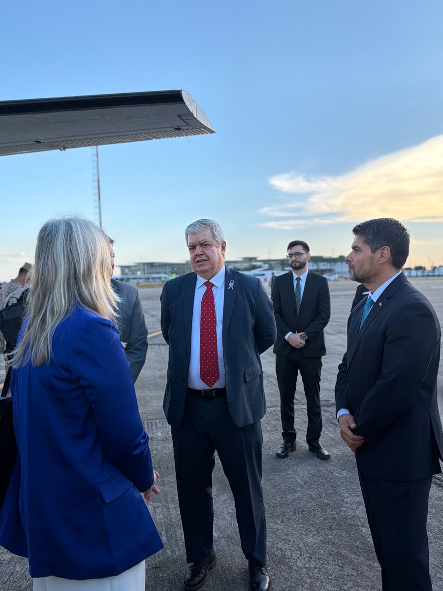 ConsulparRcia's tweet photo. En la ciudad de Resistencia, recibimos al señor Ministro del Interior Dr. Enrique Riera Escudero y comitiva oficial, para participar del II Consejo Nacional de Seguridad, a realizarse en la capital de la Provincia del Chaco. https://t.co/nf2fftnbSp