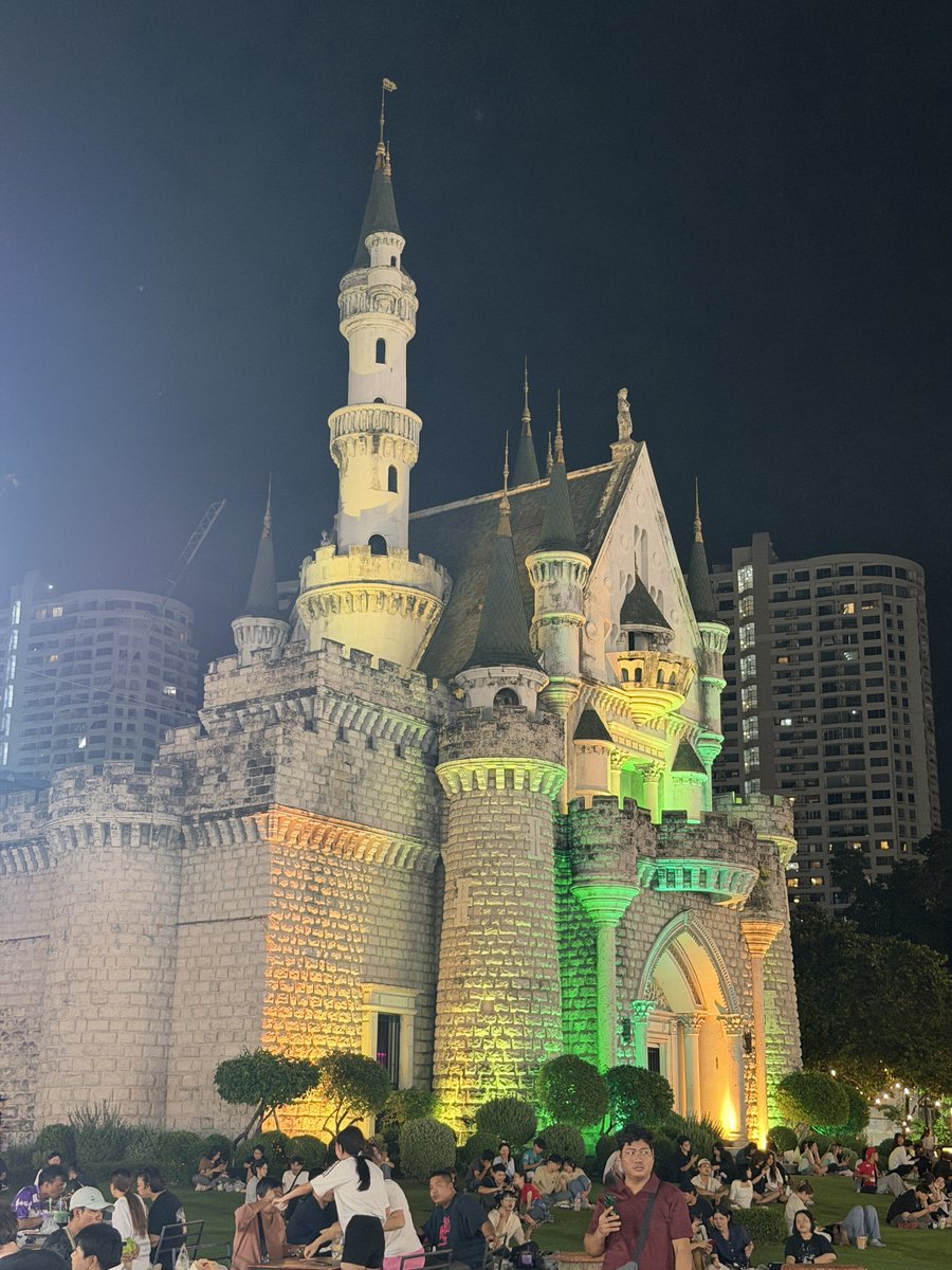holichitze's tweet photo. After we finished our 3 km run, we headed to the night market across from Central Ladprao, where there was a wide variety of food and lots of people. 💖🫶🦆✨🏃🐷 #running https://t.co/pybgMCMJmt