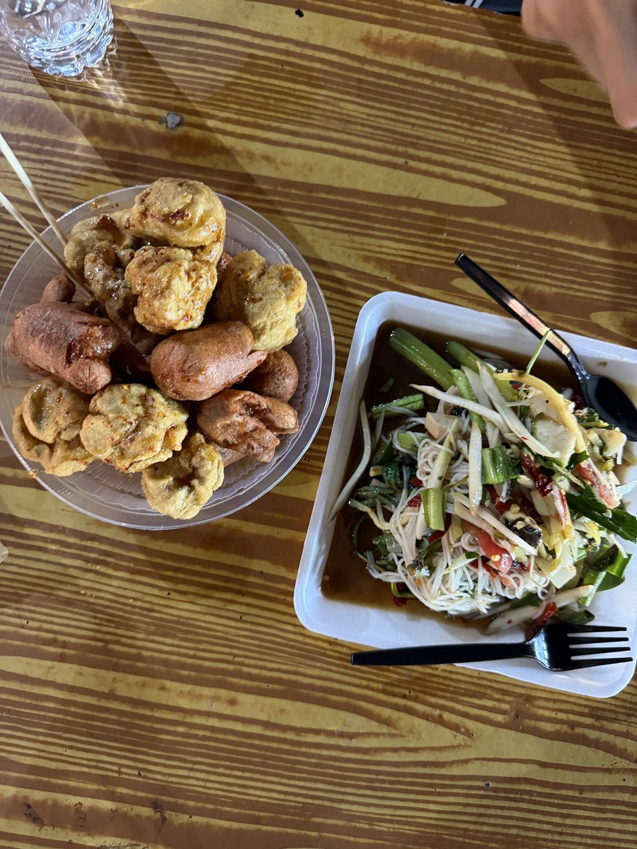 holichitze's tweet photo. After we finished our 3 km run, we headed to the night market across from Central Ladprao, where there was a wide variety of food and lots of people. 💖🫶🦆✨🏃🐷 #running https://t.co/pybgMCMJmt
