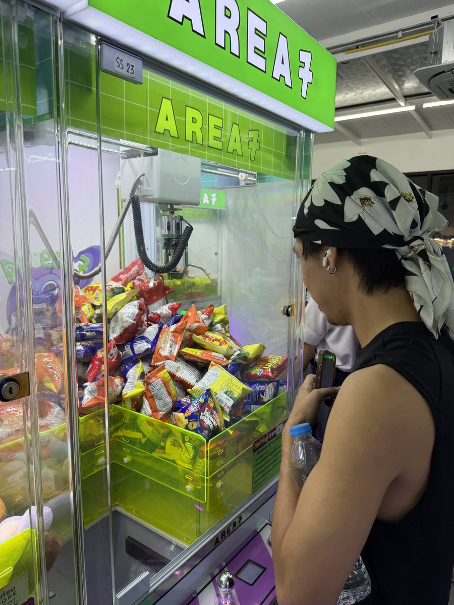 holichitze's tweet photo. After we finished our 3 km run, we headed to the night market across from Central Ladprao, where there was a wide variety of food and lots of people. 💖🫶🦆✨🏃🐷 #running https://t.co/pybgMCMJmt