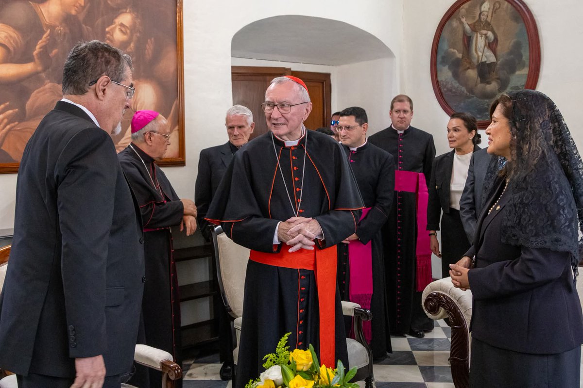 TerzaLoggia's tweet photo. Prima della celebrazione della Santa Messa nella Cattedrale Metropolitana, il Cardinale Segretario di Stato ha incontrato il Presidente della Repubblica, l'Ecc. mo Sig. Bernardo Arévalo, accompagnato dalla Vicepresidenta, l'Ecc. ma  Sig.ra Karin Herrera. https://t.co/G3ijO3P6ZZ