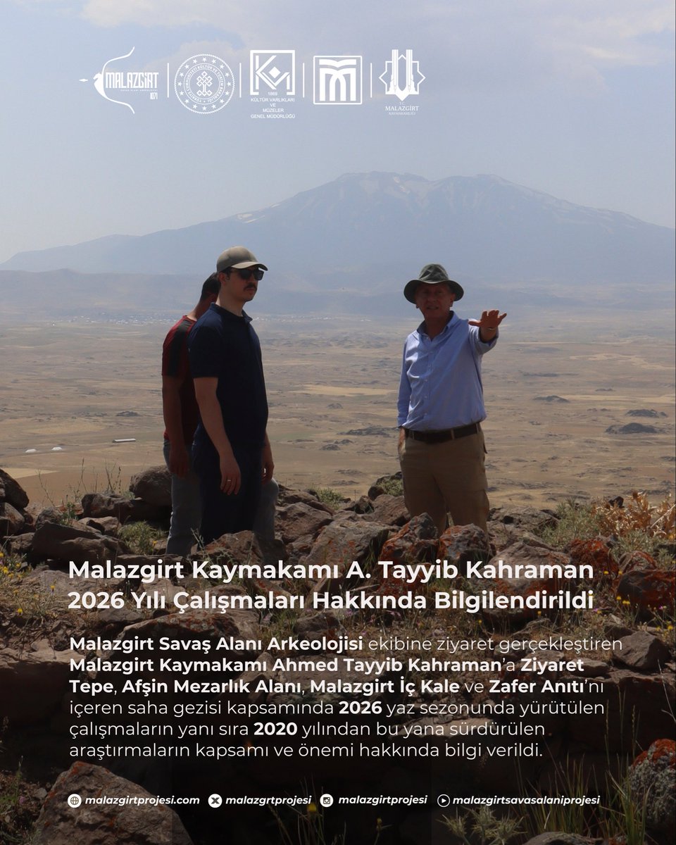 malazgrtprojesi's tweet photo. Malazgirt Kaymakamı A. Tayyib Kahraman 2026 yılı çalışmaları hakkında bilgilendirildi.

Malazgirt Savaş Alanı Arkeolojisi ekibine ziyaret gerçekleştiren Malazgirt Kaymakamı Ahmed Tayyib Kahraman’a Ziyaret Tepe, Afşin Mezarlık Alanı, Malazgirt İç Kale ve Zafer Anıtı’nı içeren saha gezisi kapsamında 2026 yaz sezonunda yürütülen çalışmaların yanı sıra 2020 yılından bu yana sürdürülen araştırmaların kapsamı ve önemi hakkında bilgi verildi.

Devamı için ⬇️

https://t.co/zBGaxPdjd6