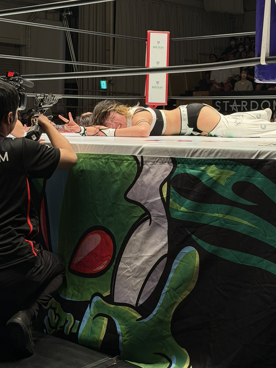 kaisentucchi's tweet photo. 稲葉あずさ選手
レディ・C選手

先生が回して勝った！！

応援タオル持って行った甲斐があった😊

#稲葉あずさ 選手
#レディ・C 選手
#STARDOM https://t.co/f4MUBqOcHH
