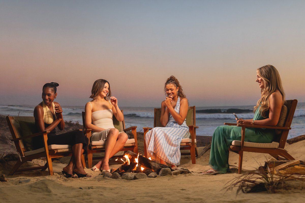madelynclinebr's tweet photo. PRINCESAS! Madelyn Cline com Madison Bailey e Carlacia Grant para o novo podcast de Outer Banks. 🤍 https://t.co/ubc0snX196
