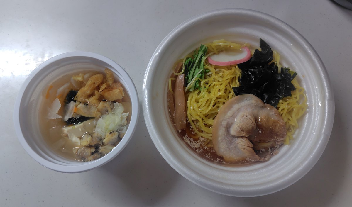 mnm_721's tweet photo. 昨日のお昼ごはんは島ラーメンと貝汁🌺
今まで醤油ラーメンあんまり得意じゃなかったけどこれはお出汁感強くてむちゃうま🍜貝汁はちょっと苦手だったけど気になってたから食べられてよかった〜✌ https://t.co/0Zme5CrnrK