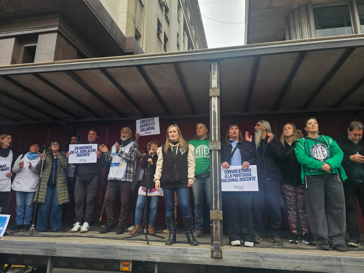 CTAAutonoma's tweet photo. ¡EN LA CALLE EN DEFENSA DE LO NUESTRO! ✊🏽🇦🇷

Hoy las CTA marchamos en unidad a Plaza de Mayo y al Ministerio de Economía en esta Jornada Nacional de Lucha convocada por CONADU Histórica, ATE, CTERA y CONADU. 

📢 Exigimos:
• Recomposición salarial y paritarias libres.
• Cumplimiento de la Ley de Financiamiento Universitario.
• Presupuesto para la educación
• Basta de despidos en el Estado.

¡La educación y los derechos de nuestro pueblo no se negocian! 🔥