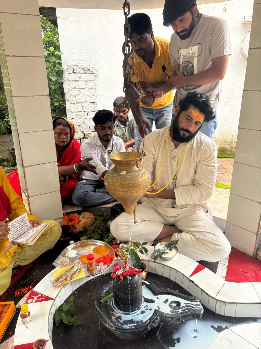 Mithunkrishna95's tweet photo. पवित्र श्रावण मास के प्रथम #सोमवार के शुभ #अवसर पर भगवान #भोलेनाथ का विधि-विधान से #रुद्राभिषेक कराने का परम सौभाग्य प्राप्त हुआ।
 #महादेव की कृपा आप सभी पर #सदैव बनी रहे। सभी के #जीवन में सुख, शांति, उत्तम स्वास्थ्य एवं #समृद्धि का वास हो।

हर हर महादेव! 🔱
ॐ नमः शिवाय। 🙏 ::: https://t.co/rQ5P6kbHfA