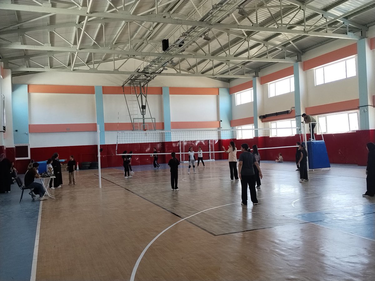 GSB_Adiyaman's tweet photo. 📍 TUT’TA YAZ KUR’AN KURSU SPORTİF ETKİNLİKLERLE BAŞLADI

Adıyaman’ın Tut ilçesinde, İlçe Müftülüğü ile İlçe Gençlik ve Spor Müdürlüğü iş birliğinde düzenlenen Yaz Kur’an Kursu, sportif etkinliklerle başladı.

Programın ilk gününde düzenlenen kızlar voleybol turnuvası, öğrencilerin yoğun katılımı ve heyecan dolu mücadelelerine sahne oldu. Etkinlikler, önümüzdeki günlerde gerçekleştirilecek erkekler futbol turnuvası ile devam edecek.

Yaz Kur’an Kursu kapsamında öğrenciler, Kur’an-ı Kerim eğitiminin yanı sıra spor faaliyetleriyle hem fiziksel hem de sosyal yönden gelişme fırsatı buluyor. Sporun birleştirici gücüyle dostluk, kardeşlik ve takım ruhunun pekiştirilmesi hedefleniyor.

Eğitim ve sporun bir arada yürütüldüğü bu anlamlı organizasyonda emeği geçen Tut İlçe Müftülüğüne, Tut İlçe Gençlik ve Spor Müdürlüğüne, kurs öğreticilerine ve tüm görevlilere teşekkür ediyor; kursa katılan öğrencilerimize başarılı, verimli ve güzel bir yaz dönemi diliyoruz.