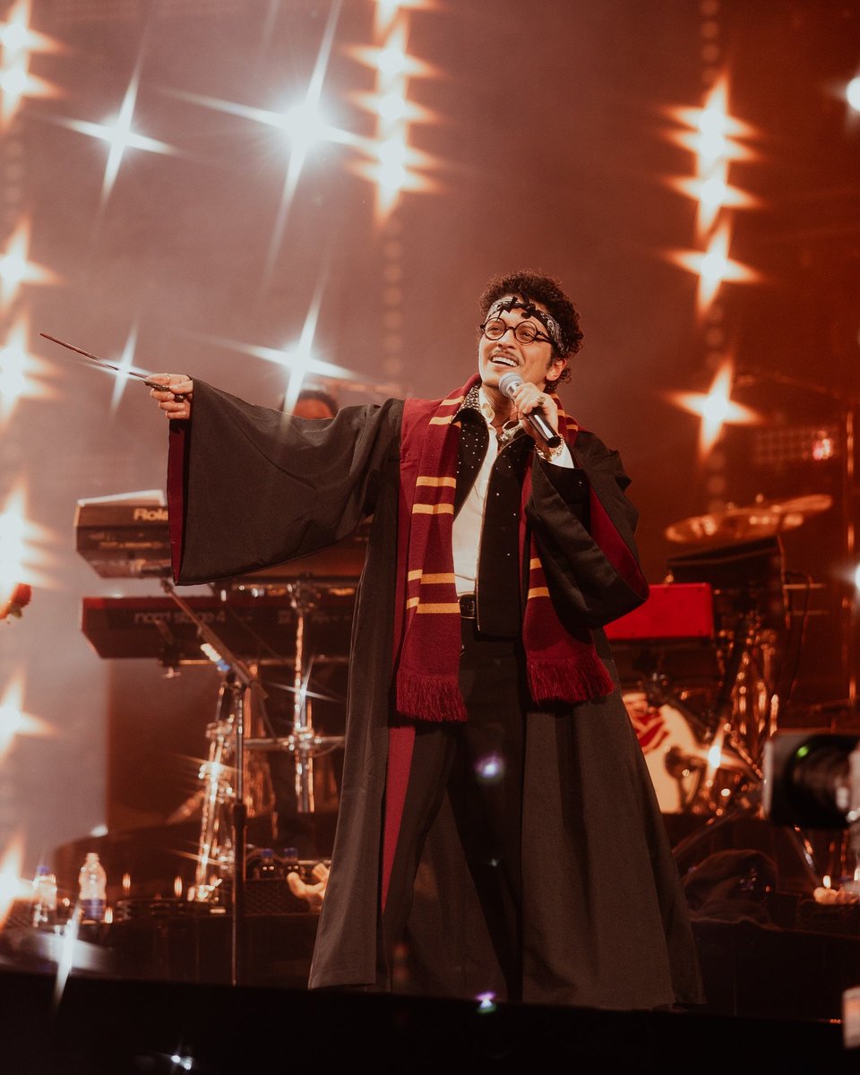 WW_Direct's tweet photo. "Incendio!" 🔥

Bruno Mars dressed up as HARRY POTTER during one of his shows at Wembley in front of 70,000 fans

He also had a Dobby plush while performing his song "Leave The Door Open" https://t.co/5YV5o865JL