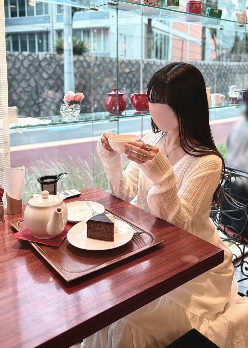 sweets_shiori's tweet photo. ．
 赤色の壁が目を惹く ウィーン発祥の紅茶屋さん
 ５つ星ホテルでも提供されている紅茶と
 ザッハトルテで特別な時間を過ごしたよ🫖

  デンメアティーハウス  |  六本木 https://t.co/5RLHZf2ZiU