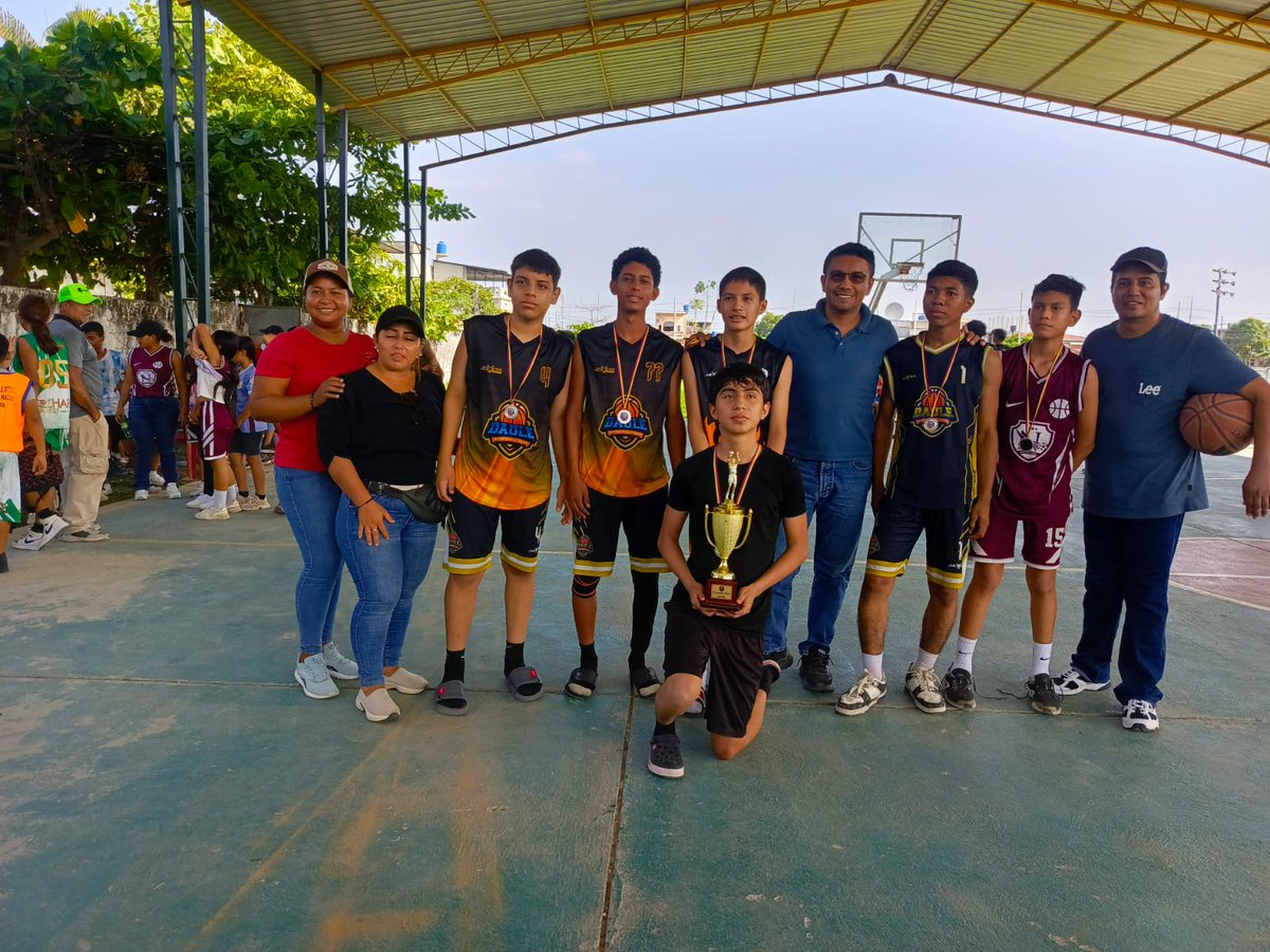 AlcaldiadeDaule's tweet photo. 🏀 ¡Grandes resultados en Salitre!

La Escuela Municipal de Básquet logró el vicecampeonato en U9 mixta y se coronó campeona en U15 masculina. 🥈🏆

¡Felicitaciones por su entrega y pasión! 💪 https://t.co/8b7NNEgUcD