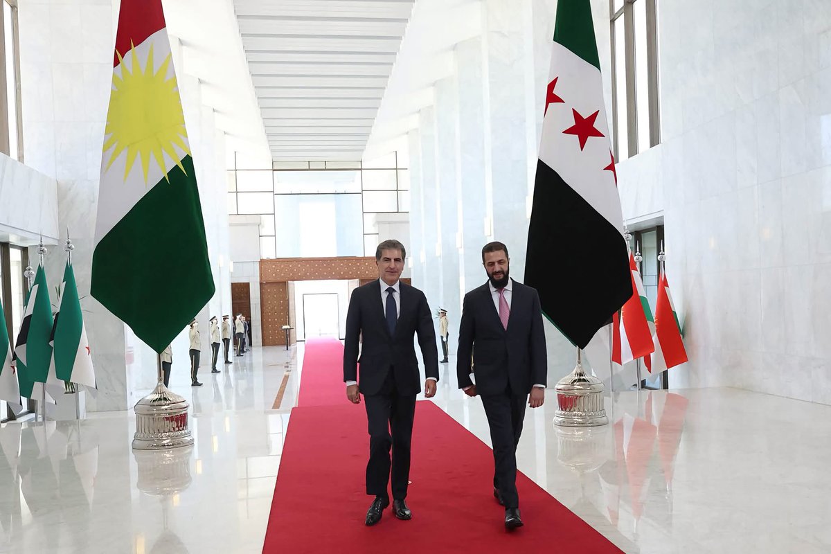 KifahMahmood's tweet photo. نيجيرڤان بارزاني في دمشق، وزيارة تتجاوز البروتوكول

قريبا اربيل تحتضن اول قنصلية سورية في كوردستان

ليست كل زيارة رسمية تُقاس بما يُلتقط فيها من صور أو بما يُعقد خلالها من لقاءات، فبعض الزيارات تُقرأ من حجم الاستقبال، ونوعية الرسائل التي تحملها، وما تفتحه من آفاق سياسية.

زيارة رئيس إقليم كوردستان نيجيرڤان بارزاني إلى دمشق جاءت في هذا السياق، إذ عكست الحفاوة الكبيرة التي حظي بها والمكانة السياسية التي بات يتمتع بها الإقليم، والدور المحوري الذي اضطلع به الرئيس مسعود بارزاني في تقريب وجهات النظر بين القوى الكوردية السورية والقيادة السورية الجديدة، وصولًا إلى تفاهمات أرست أسس ضمان الحقوق السياسية والثقافية والإدارية للمكون الكوردي في روجآفا.

كما أن كوردستان لم تكن شريكًا في صناعة السلام فحسب، بل كانت شريكًا في احتضان الإنسان أيضًا، حين فتحت أبوابها لمئات الآلاف من أبناء مختلف مكونات الشعب السوري، وقدمت لهم الأمن والاستقرار وكرامة العيش.

إنها زيارة تؤكد أن من يبني الجسور بين الشعوب ويصنع التفاهمات، يحظى بالاحترام الذي يليق بدوره.