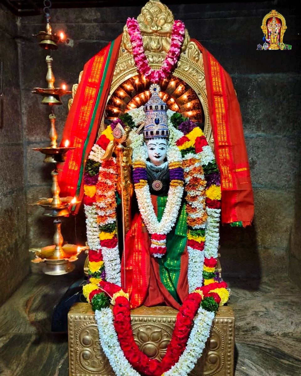 ChendurMuruga's tweet photo. கற்பனையில் வருகின்ற
சொற்பதமே!
அன்பு கருணையில்
உருவான அற்புதமே!
சிற்பச் சிலையாக
நிற்பவனே!
வெள்ளைத் திருநீறில்
அருளான விற்பனனே!
உனைப் பாடும் தொழிலின்றி
வேறு இல்லை!
எனைக் காக்க உனையின்றி யாருமில்லை முருகா முருகா!

#முருகாசரணம் 🐓🦚
#MurugaSaranam
#मुरुगा_चरणों
#murugansongs
#hindu https://t.co/8b2lmGf0xd