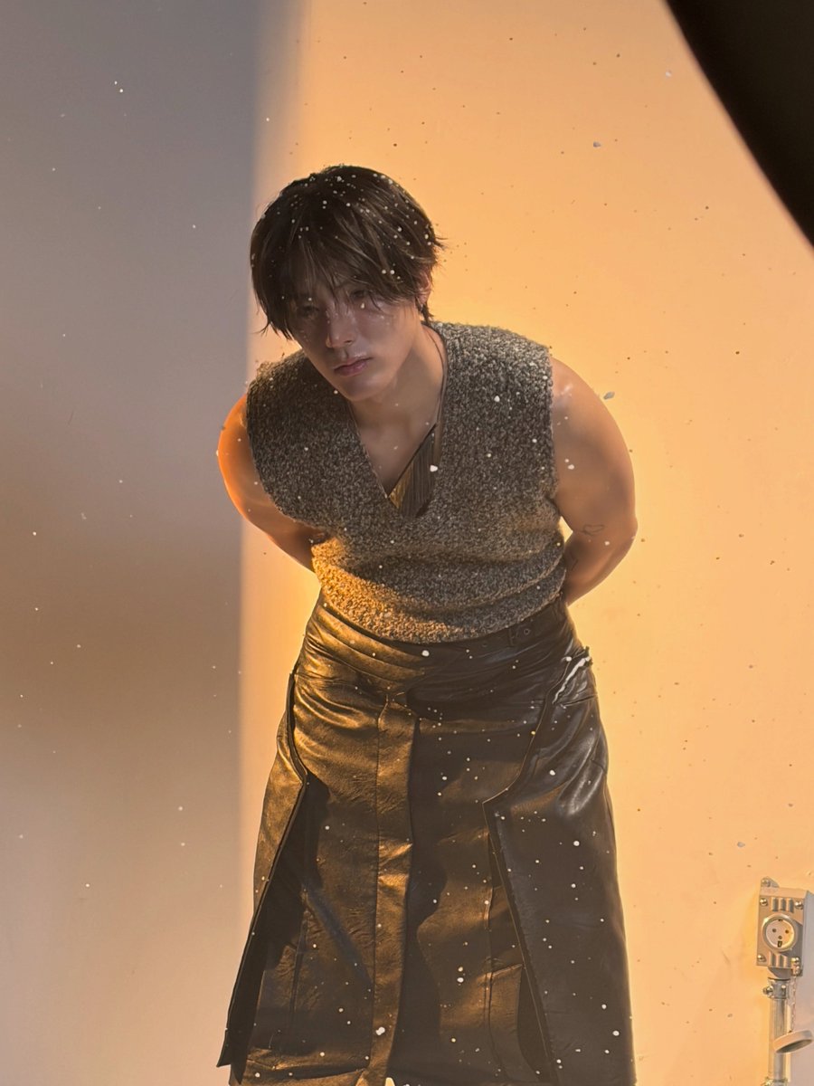 srhneric's tweet photo. Covered in dust, wrapped in a sleeveless shirt, and bathed in the glow of the setting sun, I was photographed from a different angle while in the middle of a photo shoot. https://t.co/4gye3SUWJt