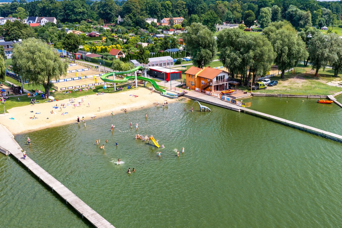 funduszeuewlkp's tweet photo. Na plaży słońce praży, a w Wielkopolsce miejsc na wakacyjny odpoczynek zdecydowanie nie brakuje.

Miejskie plaże, jeziora, stawy i zielone tereny nad wodą czekają na Was przez cały kolejny miesiąc wakacji. Szkoda nie skorzystać, zwłaszcza że wiele z tych miejsc zmieniło się z udziałem Funduszy

Podejmujecie kolejne wakacyjne wyzwanie? Ruszamy nad wodę! Bawcie się dobrze i pamiętajcie o bezpieczeństwie!