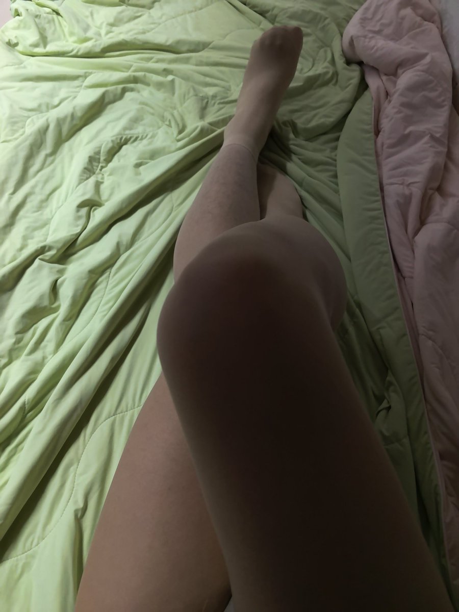 AiSiDeXNH's tweet photo. 我当然知道连裤袜配短丝袜看着很土，但是就是很戳我性癖。我很喜欢。 https://t.co/K5d2sDhqAB