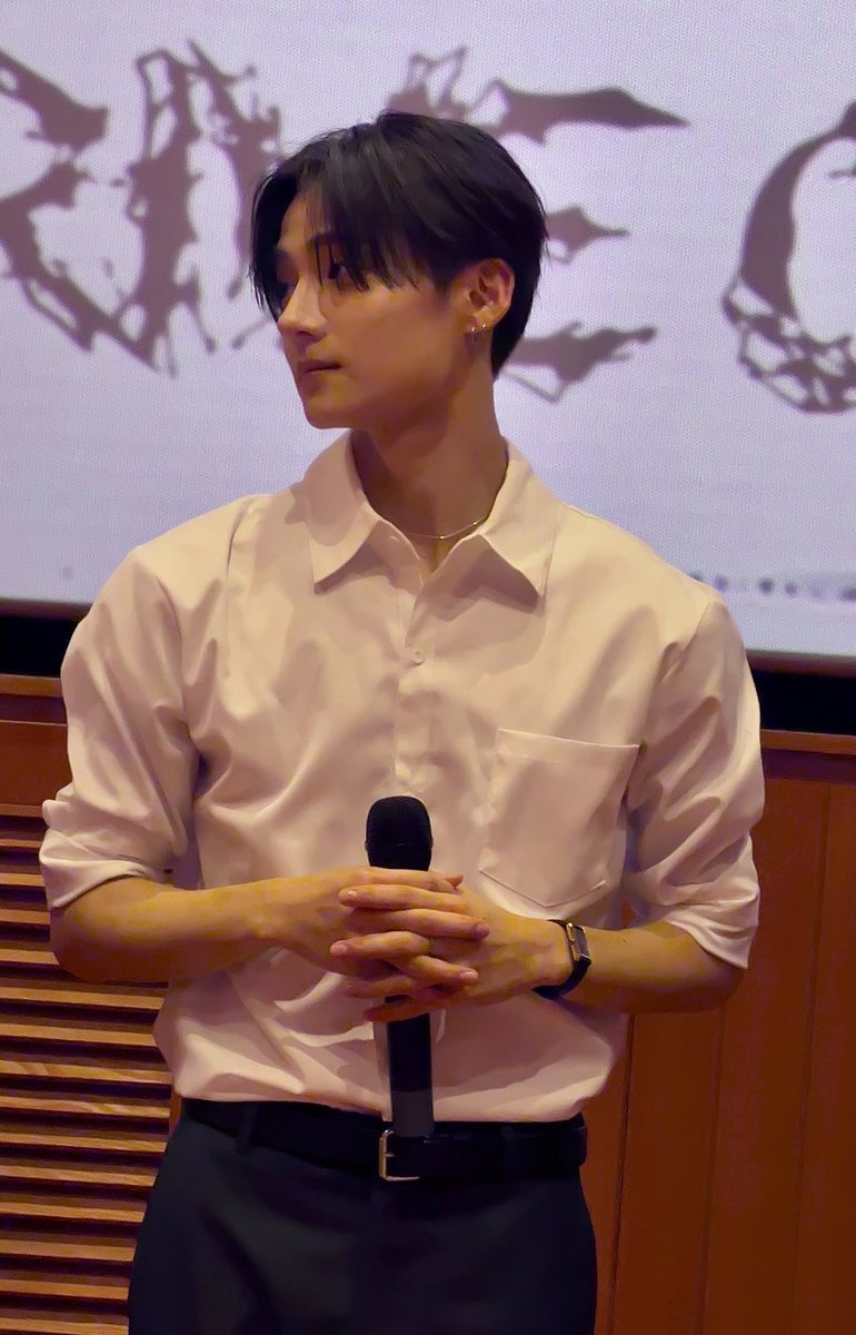 nnbb_jj's tweet photo. : มึง ๆ พี่ซันอดีตเดือนมหาลัยฮีมองน้องเอมเดือนมหาลัยปีนี้บ่อยมากเลยอะ ฮีชอบน้องปะวะ
: ก็นั้นแฟนพี่เขา จะมองบ่อยก็ไม่แปลก https://t.co/jDJcbFxrza