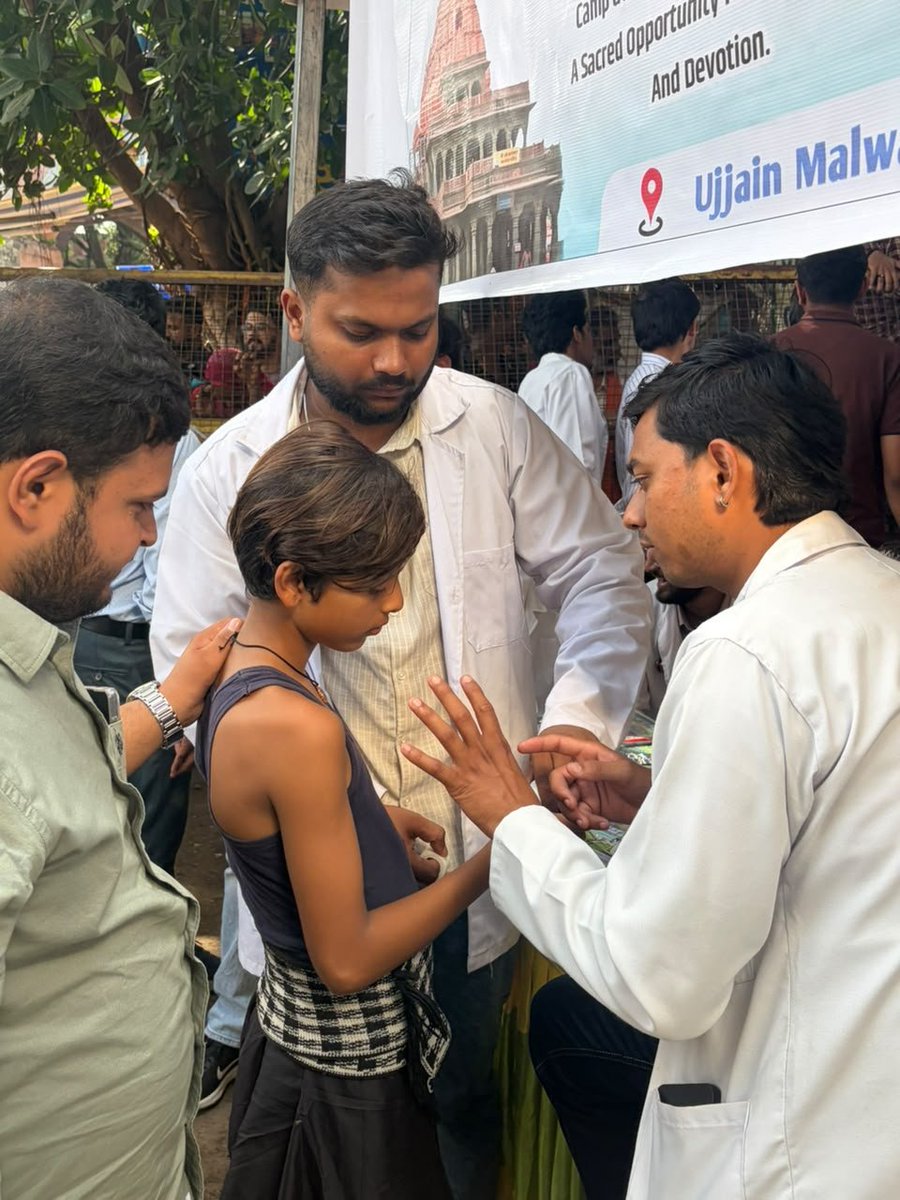 abvpmalwa_mp's tweet photo. 🚩 जय श्री महाकाल | हर हर महादेव 🚩

On the occasion of the 1st Sawan Somwar, MeDeVision Ujjain Mahanagar successfully organized a Primary Health Camp at Mahakal Sawari Marg as the first day of the Shravan Seva Internship 2.0 . https://t.co/LnqOYBS6iA