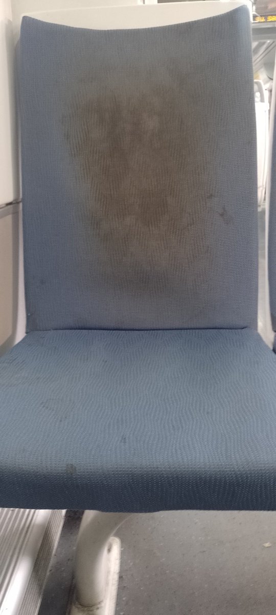 DjKCondor's tweet photo. Denunciar públicamente el deplorable estado en que se encuentran numerosos asientos del servicio Tren Nos–Alameda, situación que queda en evidencia en las fotografías adjuntas. 

@EFENos_ 
@meganoticiascl 
@MuchoGustoMEGA
@CHVNoticitas_cl 
#contigoCHV https://t.co/uqon0huDMI