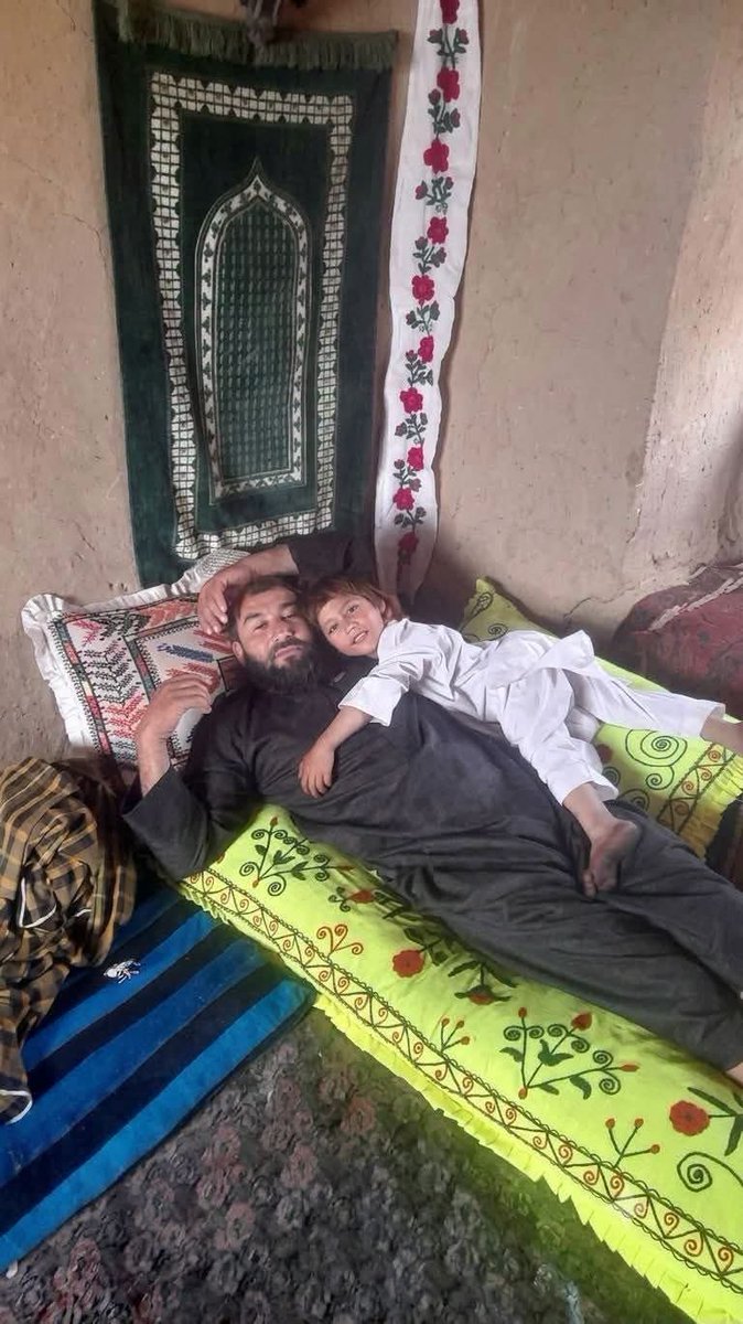 MujibMehrdad's tweet photo. مردی که پدر بود و از زندگی به جان آمده، در مسیر مهاجرت اجباری و از سر فقر، در دشت‌های سوزان نیمروز در دم مرگ از همه طلب بخشش کرد و مثل یک کودک بی‌پناه برای مادرش با زبان پشتو پیام گذاشت (مادر من می میرم، مراقب کودکانم باش، دلم برایت تنگ شده است.)
واقعا تاچند تاچند انسان آن سرزمین با خواری و خفت بمیرد تا شماری انسان خودخواه آدم شوند؟