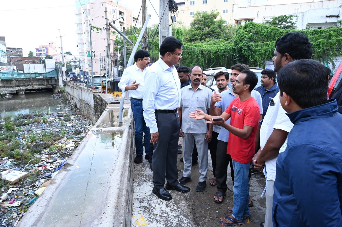 NewsMeter_In's tweet photo. #HYDRAA Commissioner A.V. Ranganath inspected the garbage-choked #Shaikpetdrain and ordered officials to clear all silt and waste within 2–3 days.
#CCTV surveillance will be installed, and action will be taken against those #dumpinggarbage .
@Comm_HYDRAA
#HyderabadRains https://t.co/aHTjocRR8N