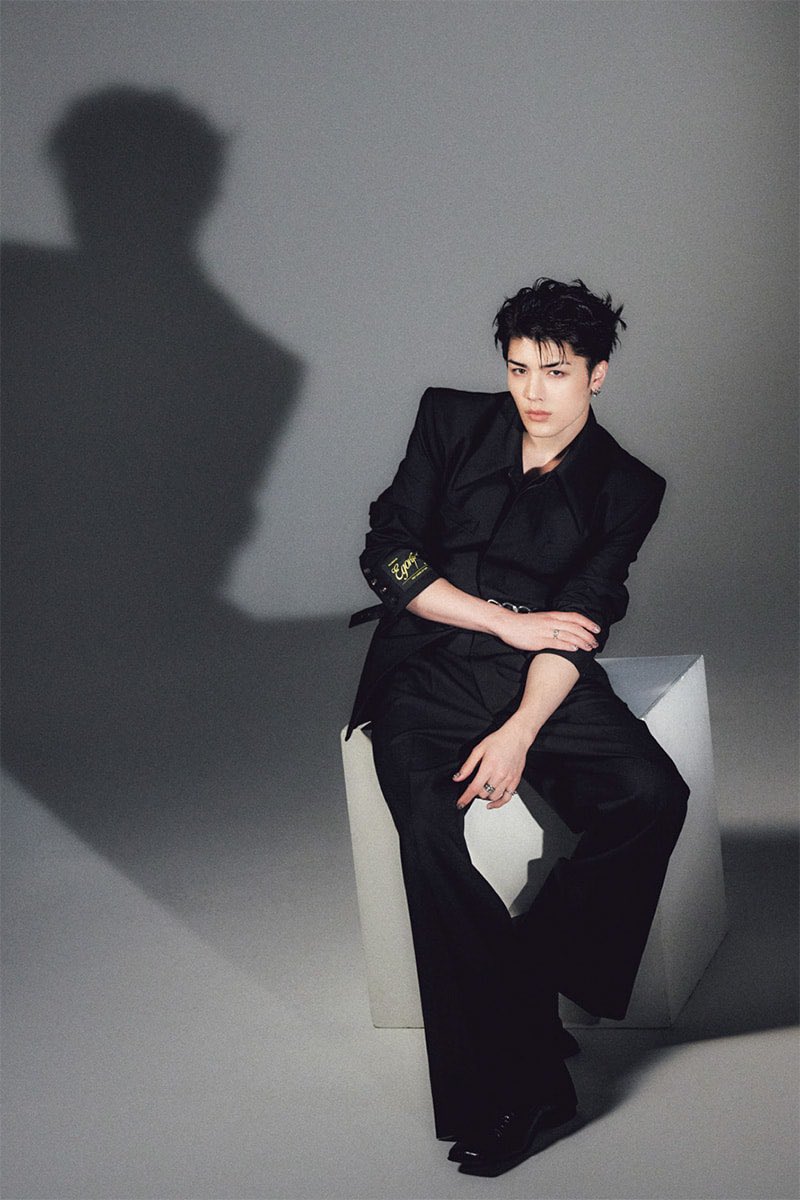 purplejjk14's tweet photo. HIS SHADOWS this maki shoot is perfection https://t.co/9kFwaBbQwk