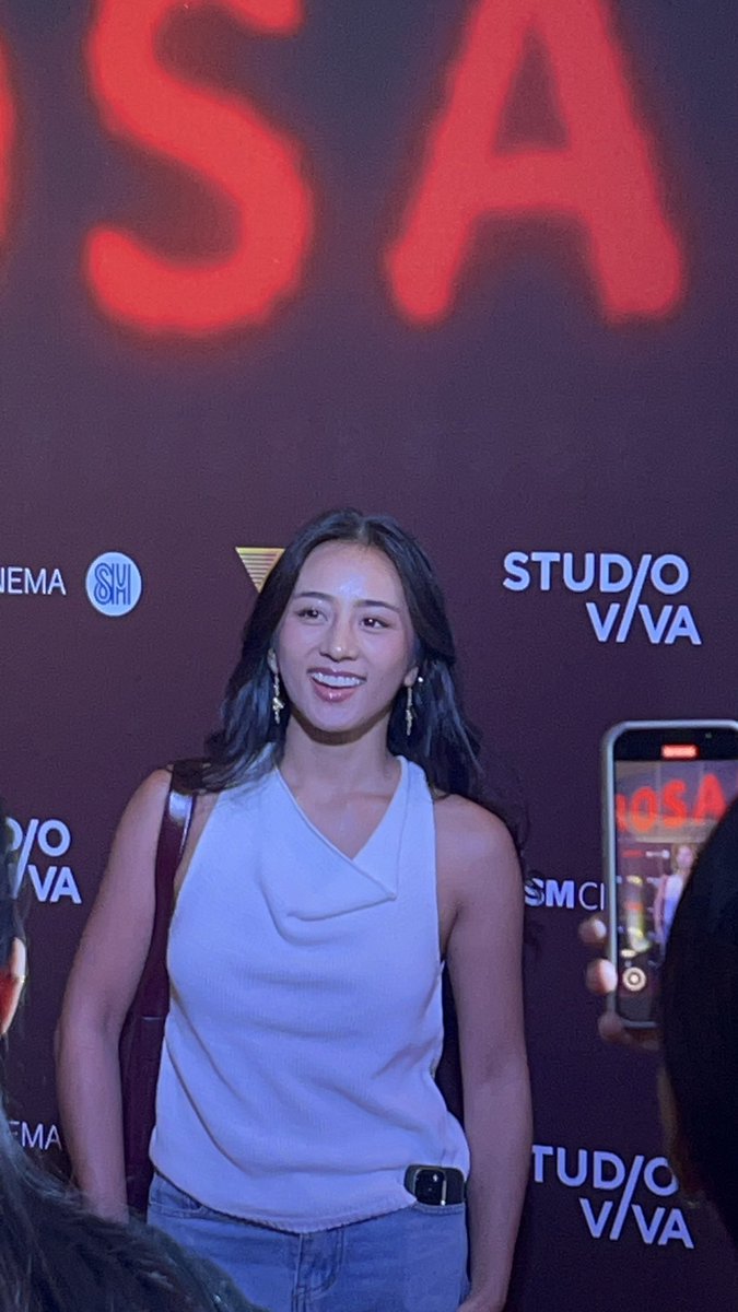 justhygab's tweet photo. i really thought wala si hya tonight coz natawag na yung mga main leads ng movie pero wala pa din siya but tadaaa! kahit na late siya she still came to support! luv her talaga 💗 https://t.co/w4FIkS8mbY