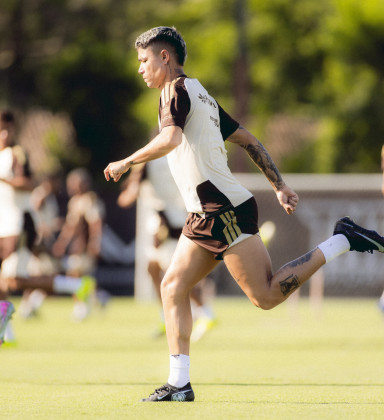 MarquinhosAssu2's tweet photo. ATUALIZAÇÃO LUIZ ARAÚJO ! 

Luiz Araújo se recupera de uma lesão no joelho direito e está fazendo exercícios com a fisioterapia no campo. A evolução é vista como positiva e o clube iniciou alguns testes dando estímulos para ver como o jogador vai reagir. Caso dê boas respostas, o trabalho vai se intensificando até que ele esteja disponível. As próximas etapas da transição são trabalho com bola, com a preparação física e depois ser integrado definitivamente ao grupo. Há uma boa chance de o atacante estar apto a jogar na Libertadores.

Globo Esporte