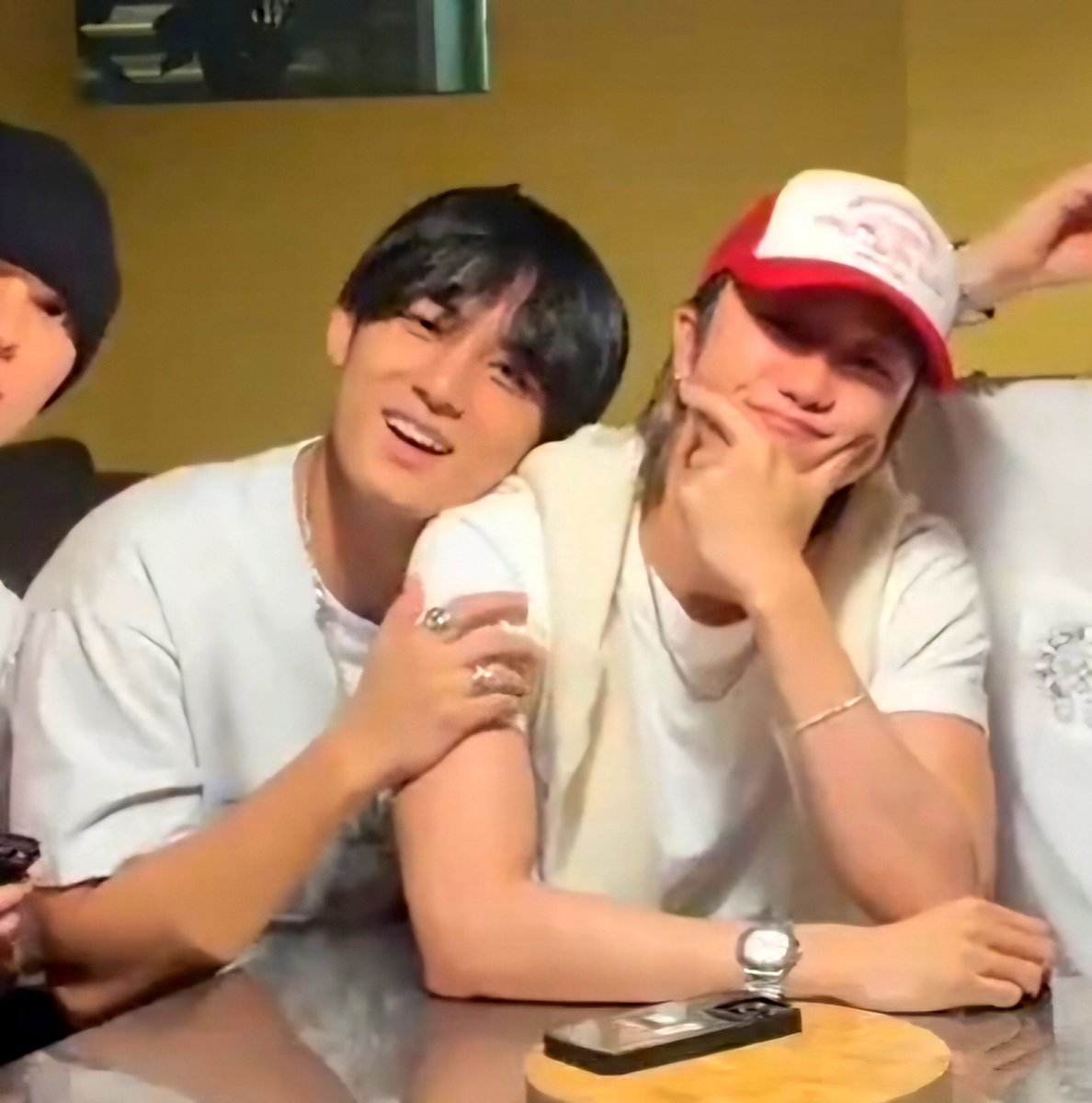8conic's tweet photo. roommate gyuhao yg kenal karena mutual friends. mgyu struggling to understand his sexuality, agak denial dikit. while hao sbnrnya tau he isn't straight but also scared to dive into it. aduh udah ada lah outlinenya tapi gak ketulis mulu gmn kalo lewat vn ajah https://t.co/Xa73iidu1S