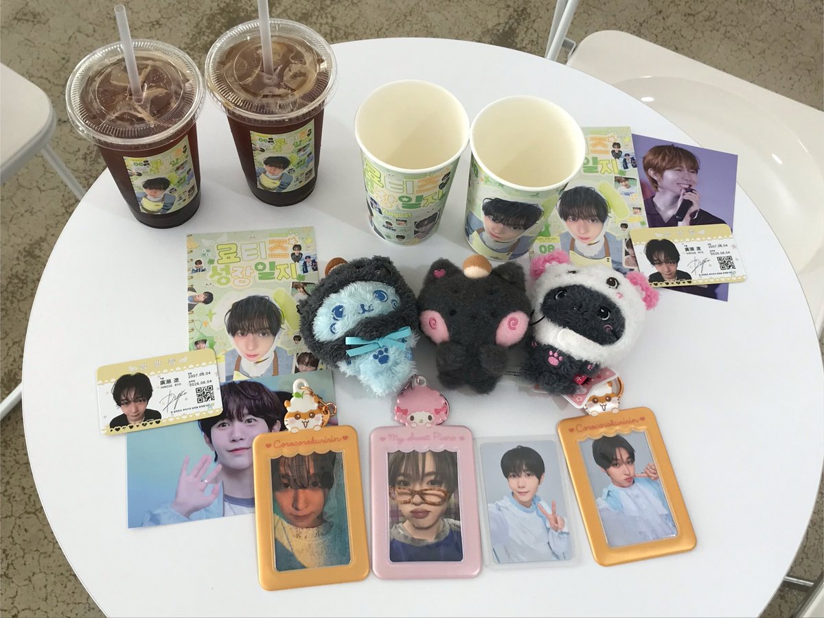 fukui_kuri's tweet photo. 료티즈 생일 축하하러 쿨냥이 그리고 샄기니 출동...❤️💛🩷

#료티즈_성장일지
#NCTWISH #료 #RYO https://t.co/6obK6CwBHq