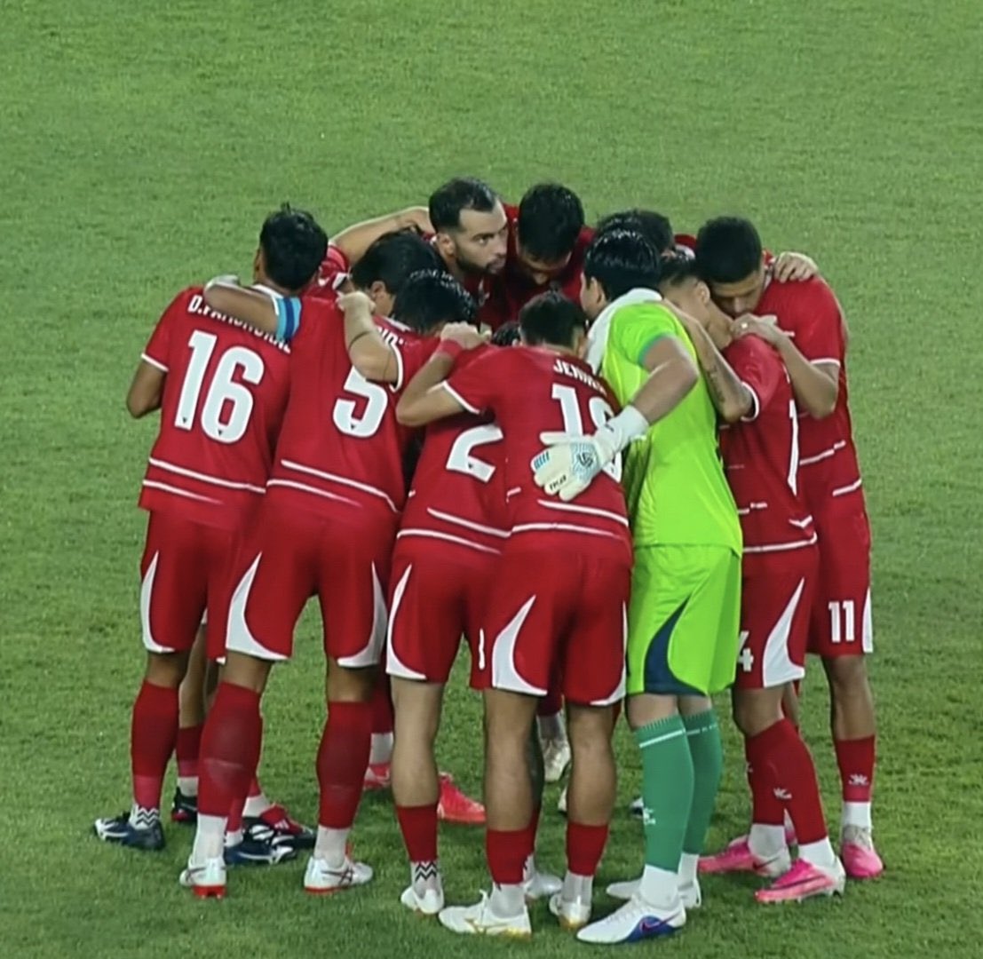 FaktaSepakbola's tweet photo. Kalo udah kalah begini, yang disalahkan lagi-lagi pemain abroad yang memilih kembali ke liga lokal.

Padahal seperti yang pernah dijelaskan Mas @MrAunRahman beberapa hari lalu, bermain di luar negeri tidak sesederhana soal kualitas. Klub di luar punya banyak pilihan pemain dari berbagai negara yang bisa lebih murah, lebih mudah beradaptasi, atau memang lebih sesuai dengan kebutuhan mereka.

Di sisi lain, pemain Indonesia juga belum memiliki daya tarik yang benar-benar berbeda dibanding pasar internasional. Jadi keputusan pindah liga atau kembali ke Indonesia tidak selalu berarti gagal. Ada banyak faktor di baliknya yang sering luput dari perhatian.😔🇮🇩