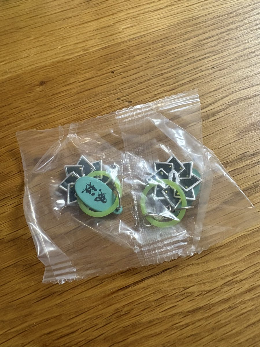 thorns_bat's tweet photo. 鬼滅の刃日輪刀めじるしマスコットなんやけど、ガチャ１回回して目当てのやつではなかったから交換探そうとカプセルのまま持ち帰って開けたらまさかの…2個？…バンダイさぁぁぁぁぁん！！！！これどうしたらええの！！！！！ https://t.co/QJ51gxCW24