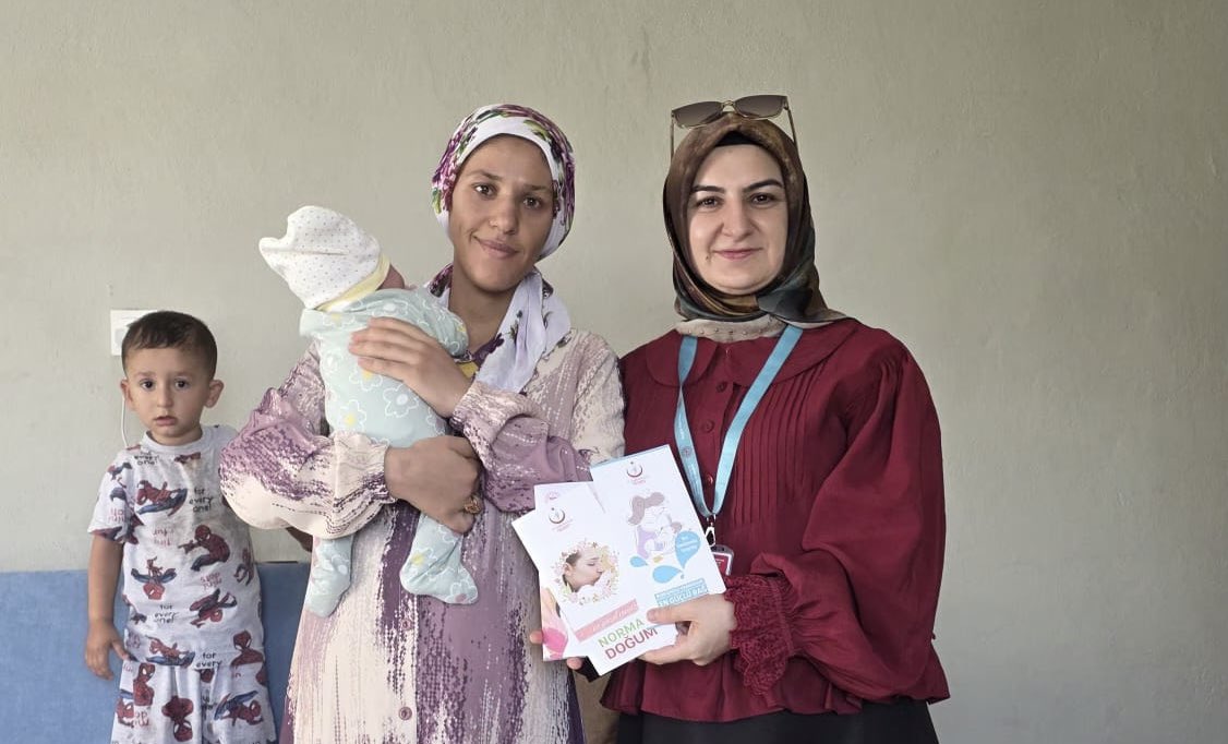 kozlukism's tweet photo. 🤱 Dünya Emzirme Haftası kapsamında Kozluk İlçe Sağlık Müdürlüğü olarak anne ve bebeklerimizin yanında olmaya devam ediyoruz.
@saglikbakanligi @batmanvaliligi @batmanilsaglik #emzirmehaftası #gebe https://t.co/5xdNDRmI3A