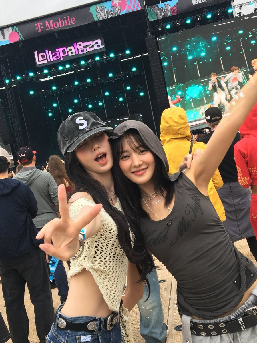 aideulverse's tweet photo. Mimin together at Lollapalooza day 3 ✌🏻 https://t.co/iunuHuUqGt