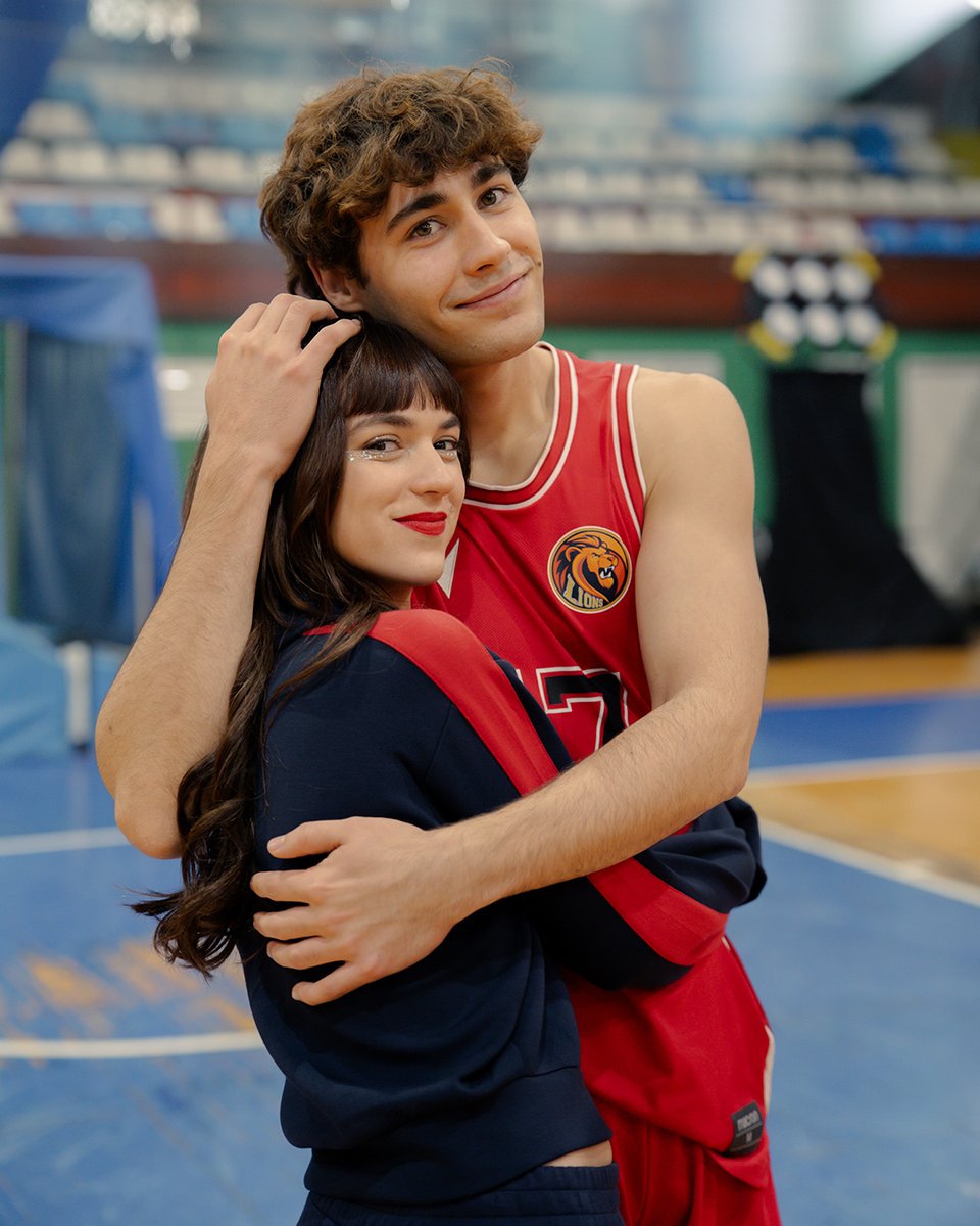 VacaFilms's tweet photo. Kami es un 10 porque lo mismo sirve para las animadoras que para el equipo de baloncesto. ¿Sí o no?

#DímeloBajito. https://t.co/RIyGcrS09K