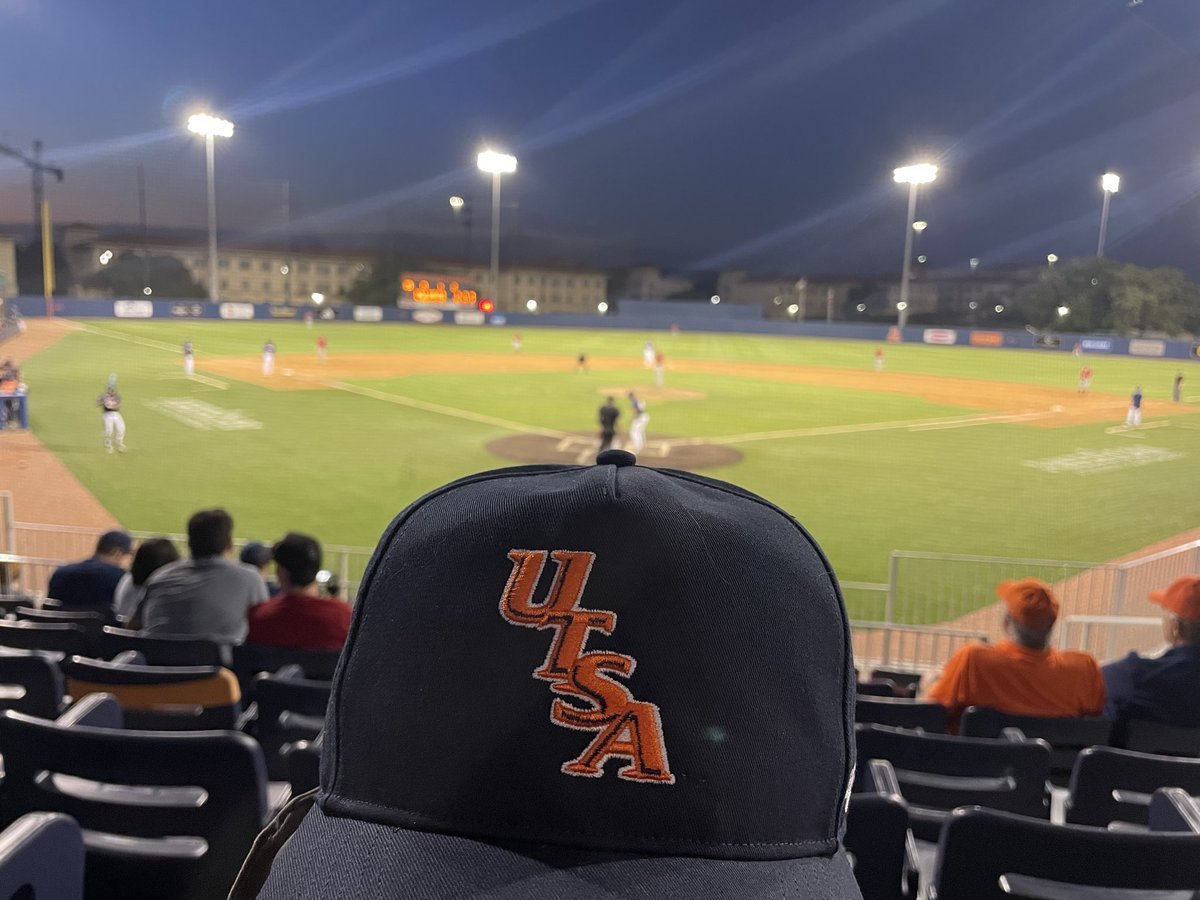 BadMoodMartin's tweet photo. @Rowdy__Rock @theJJPerez @LisaUTSA I got a snap back a couple years ago at the bookstore but I’ve never seen the fitted hat available to the general public. https://t.co/bWRAaJnOS2
